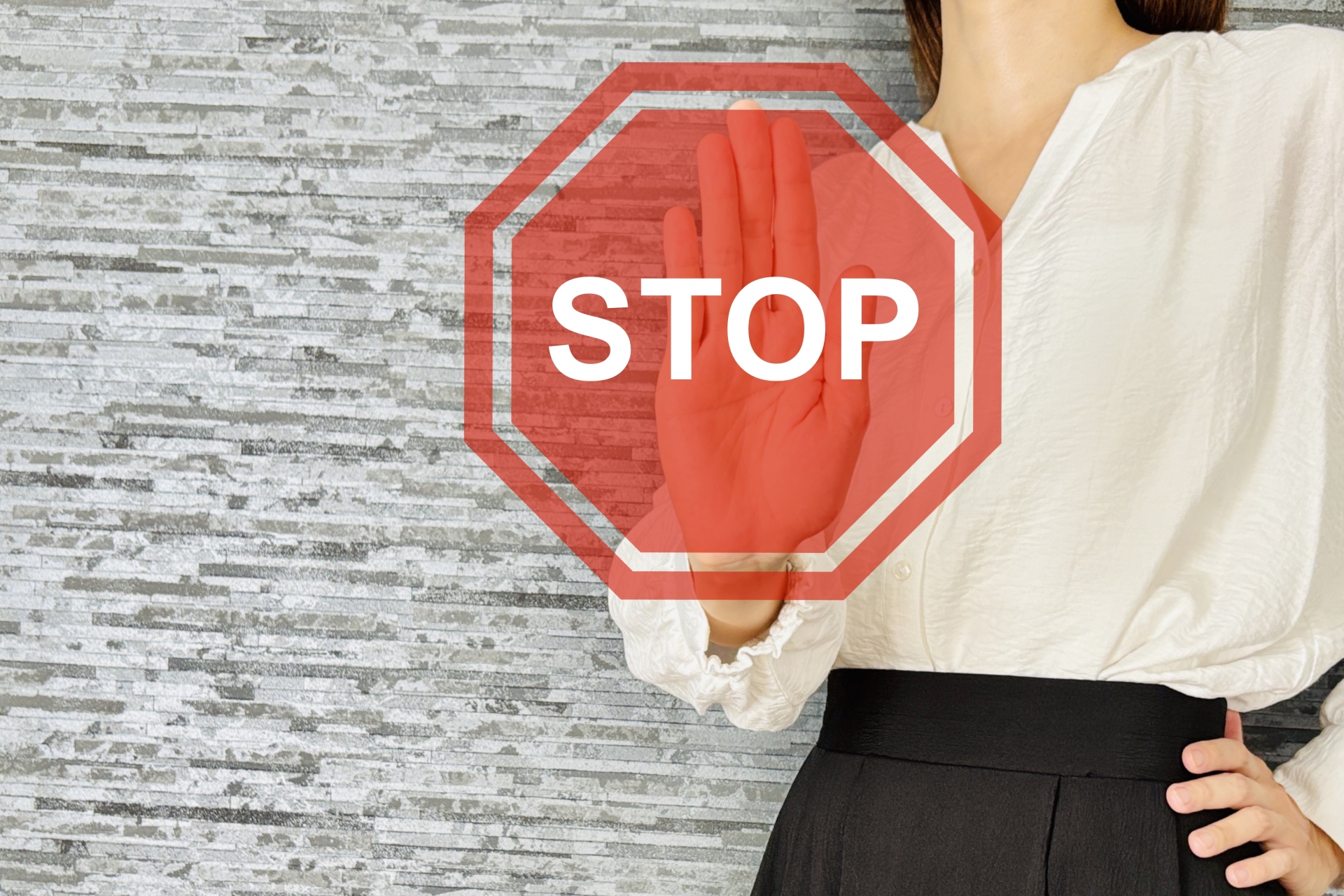 ストップのジェスチャーをする女性