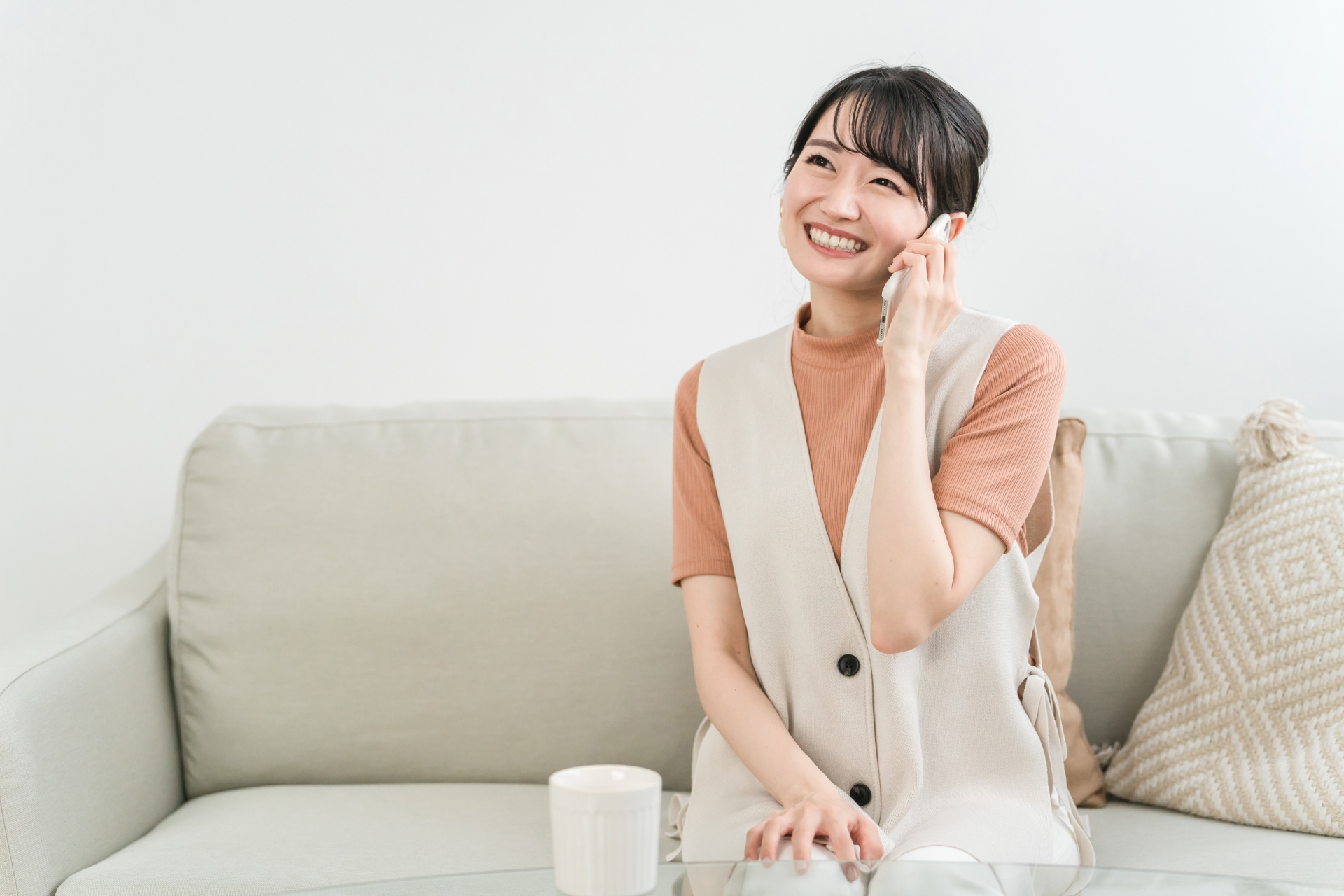 スマホで電話する笑顔の女性