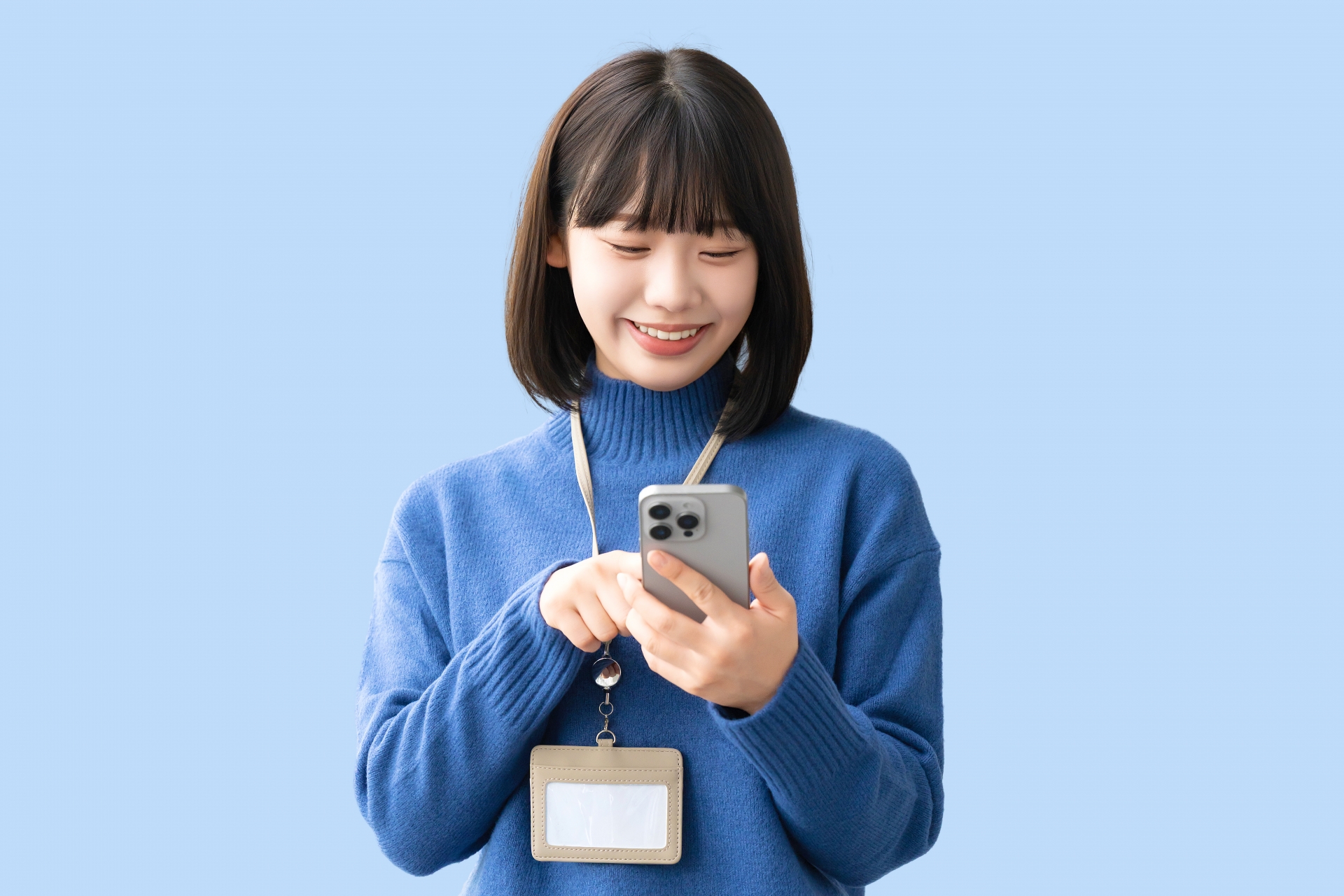 スマホを使う笑顔の女性・ビジネスウーマン