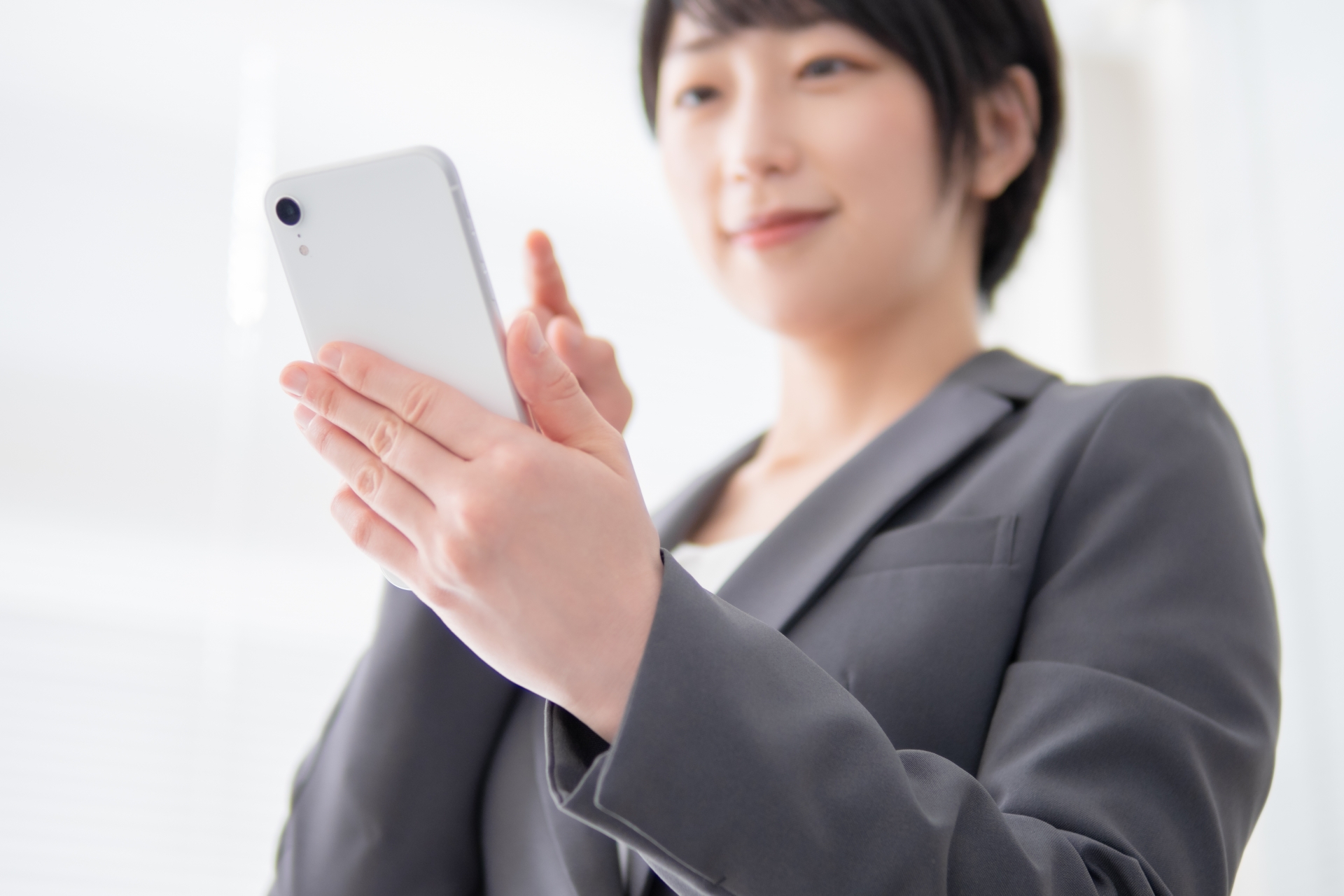 ビジネスマンが操作するスマホ