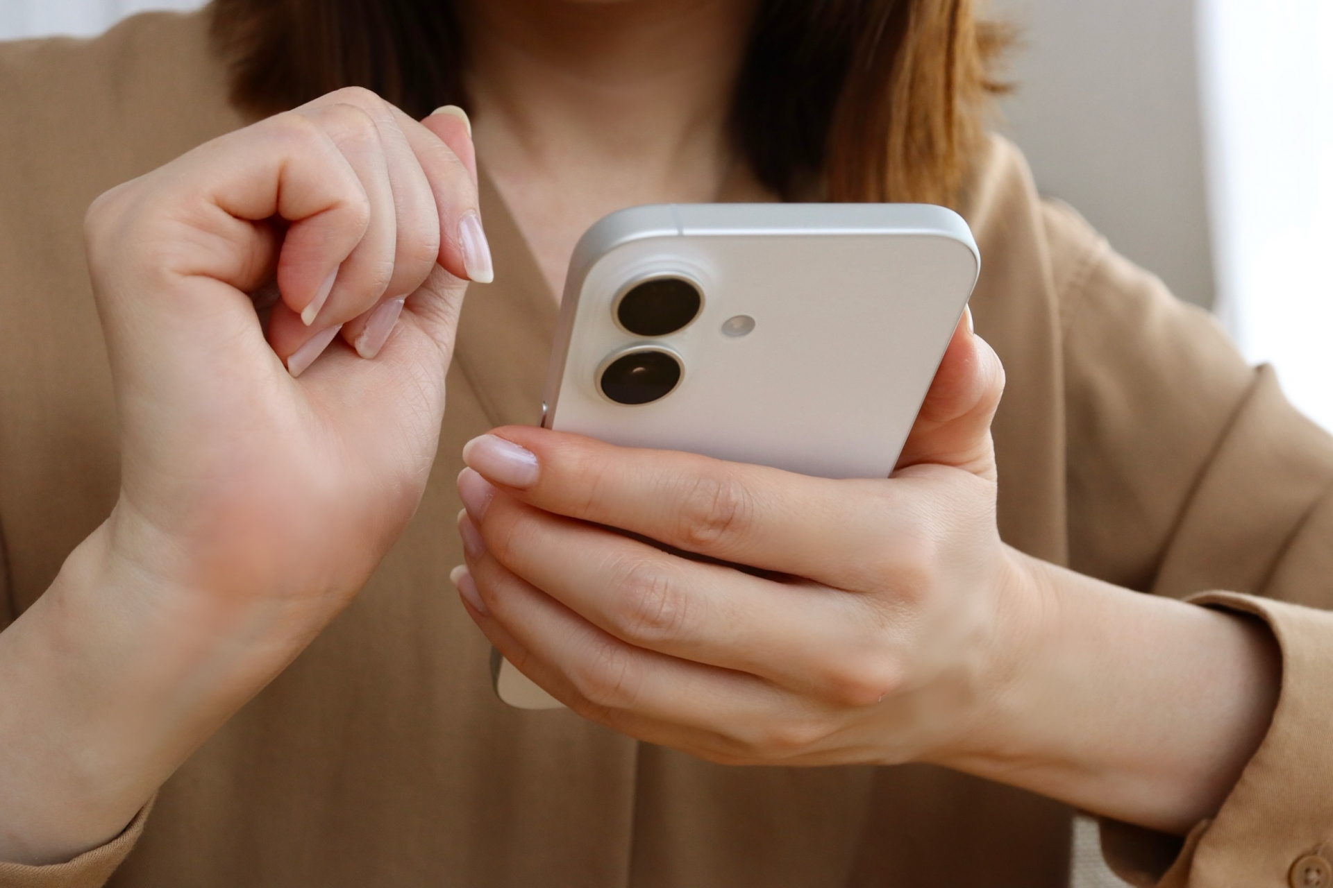 スマホを持つ女性