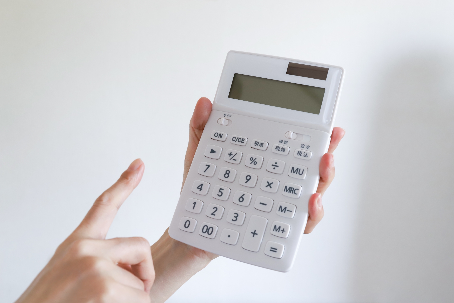 計算機を使う手元