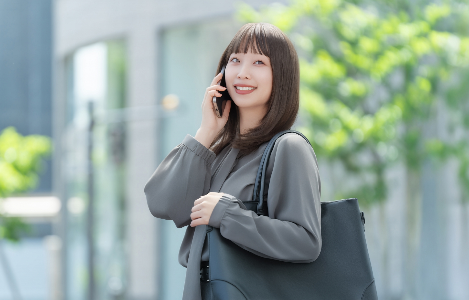 スマホで話す笑顔の女性