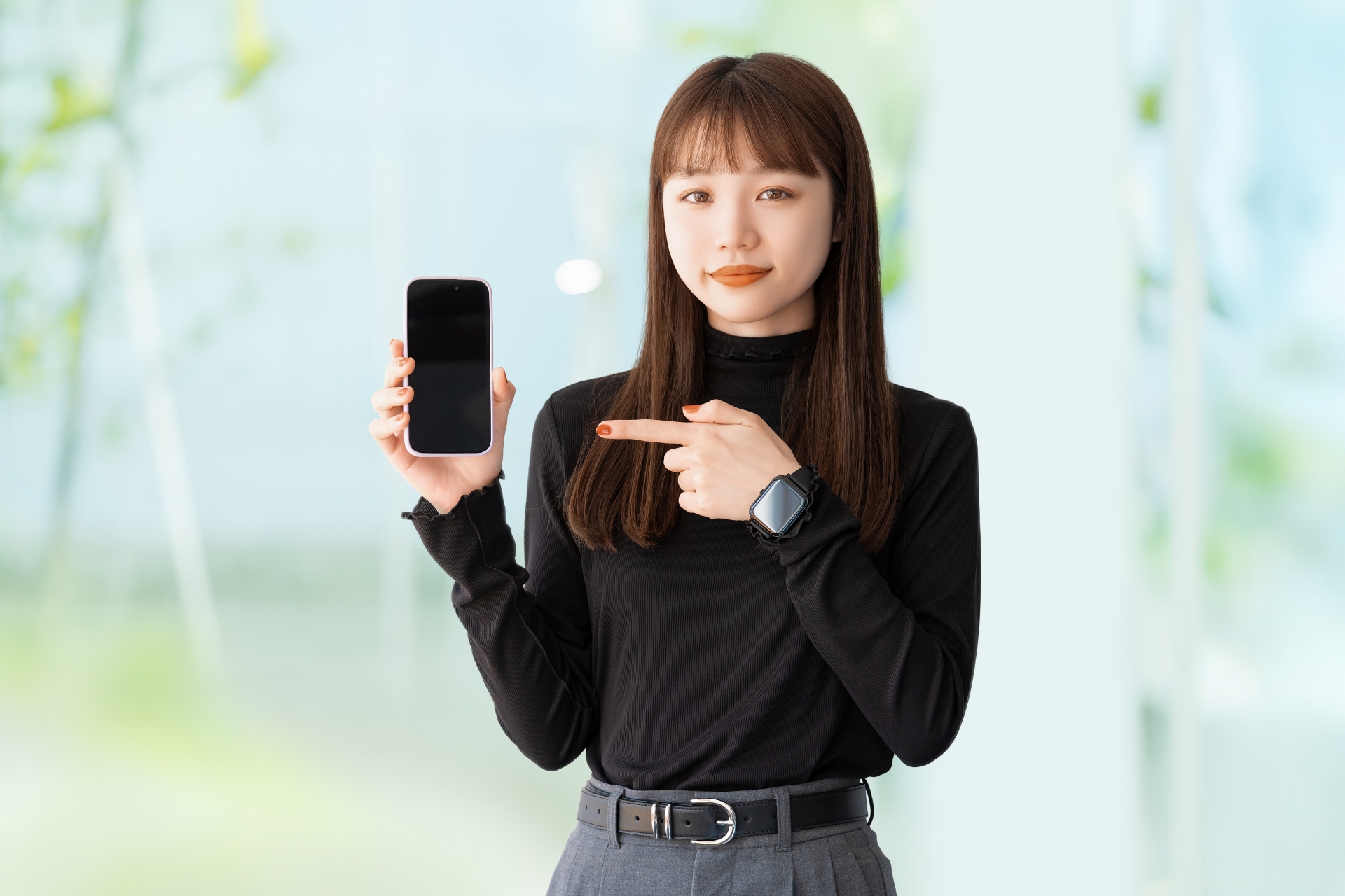 スマホを指差す女性