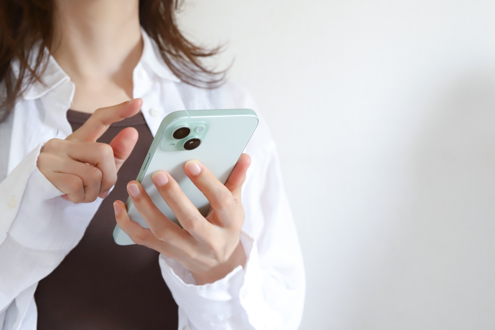 スマートフォンを使う女性