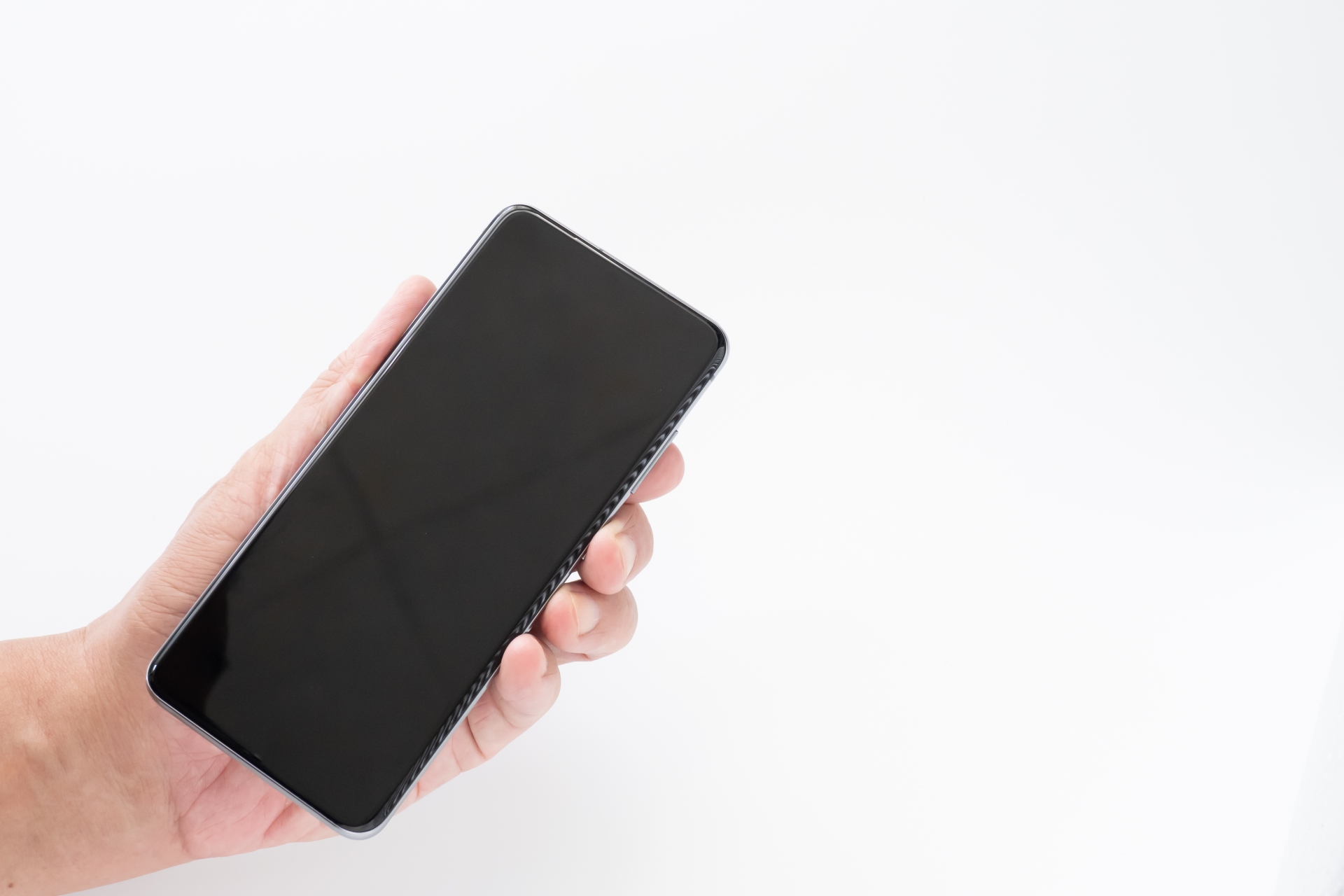 スマホを持つ手元