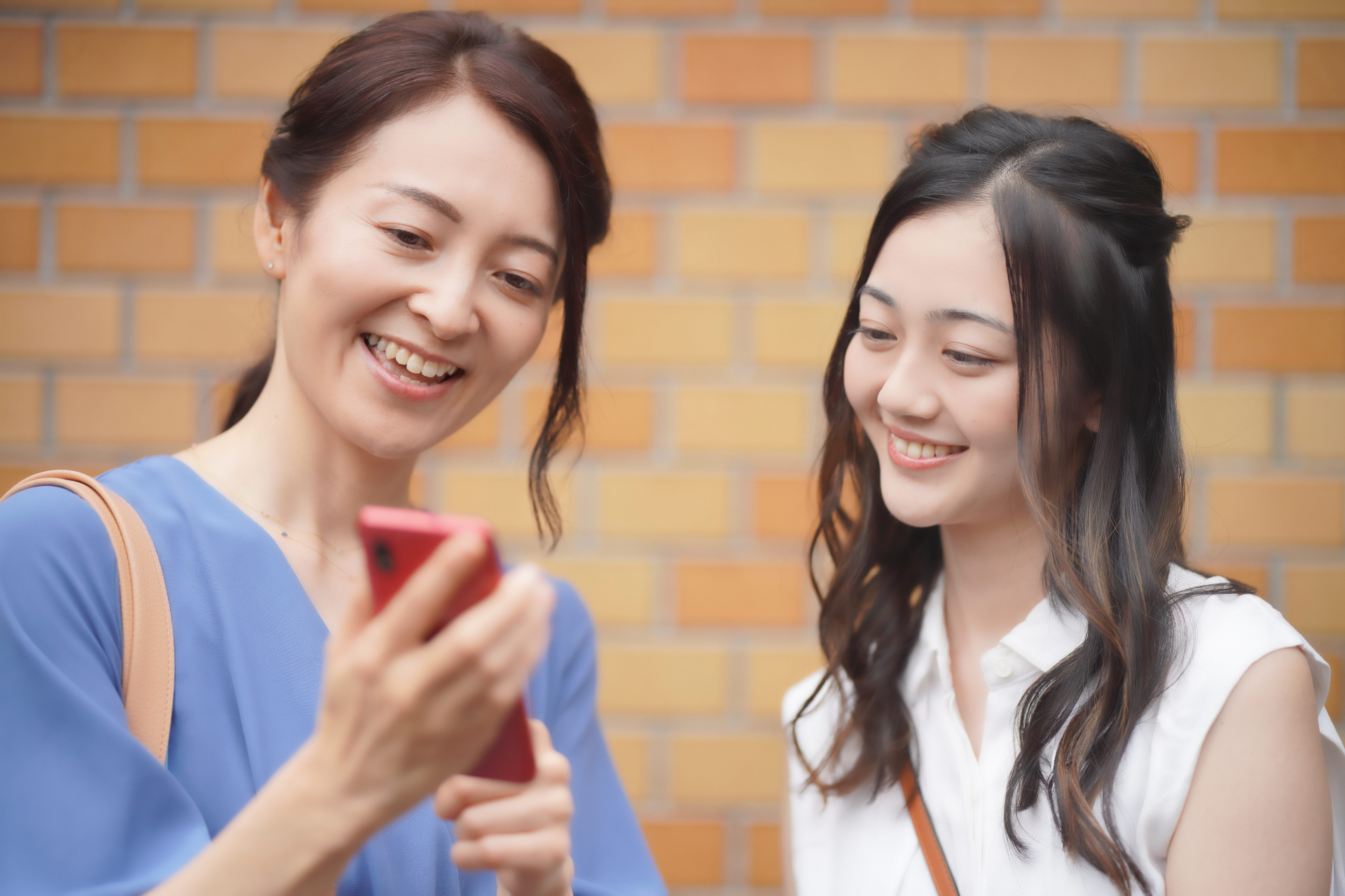 スマホを見る親子