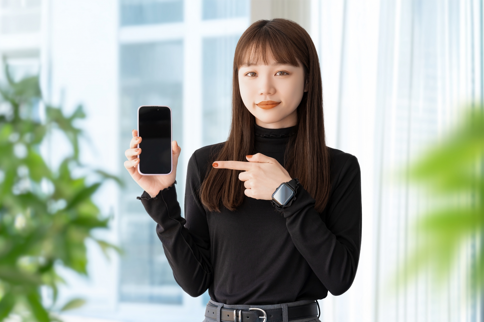 スマホを指差す女性