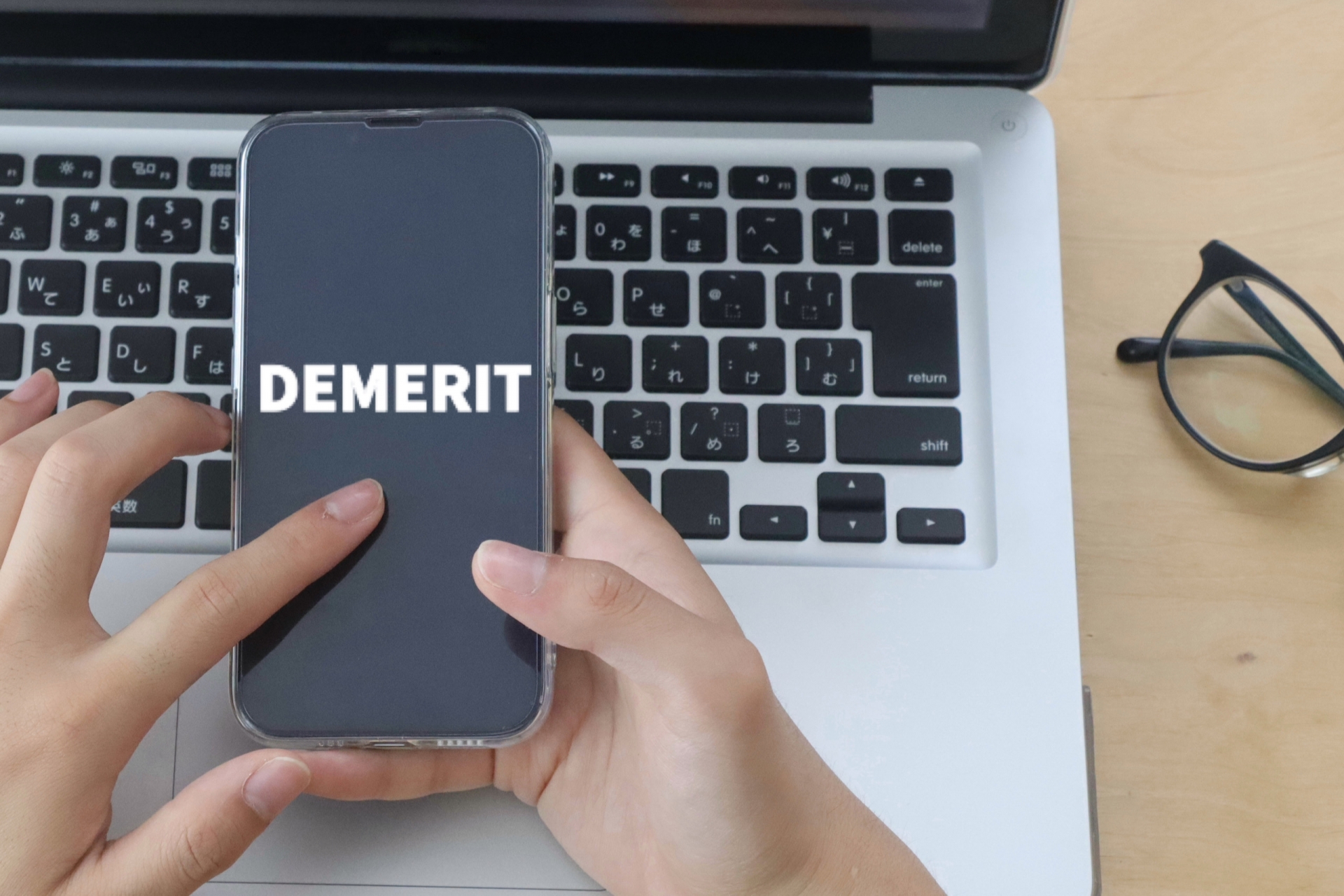 スマホを持つ男性　DEMERITイメージ