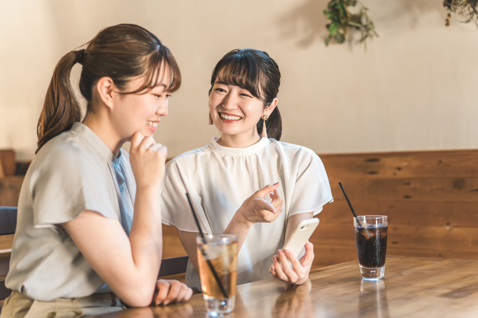 スマホを見ながら話す女性