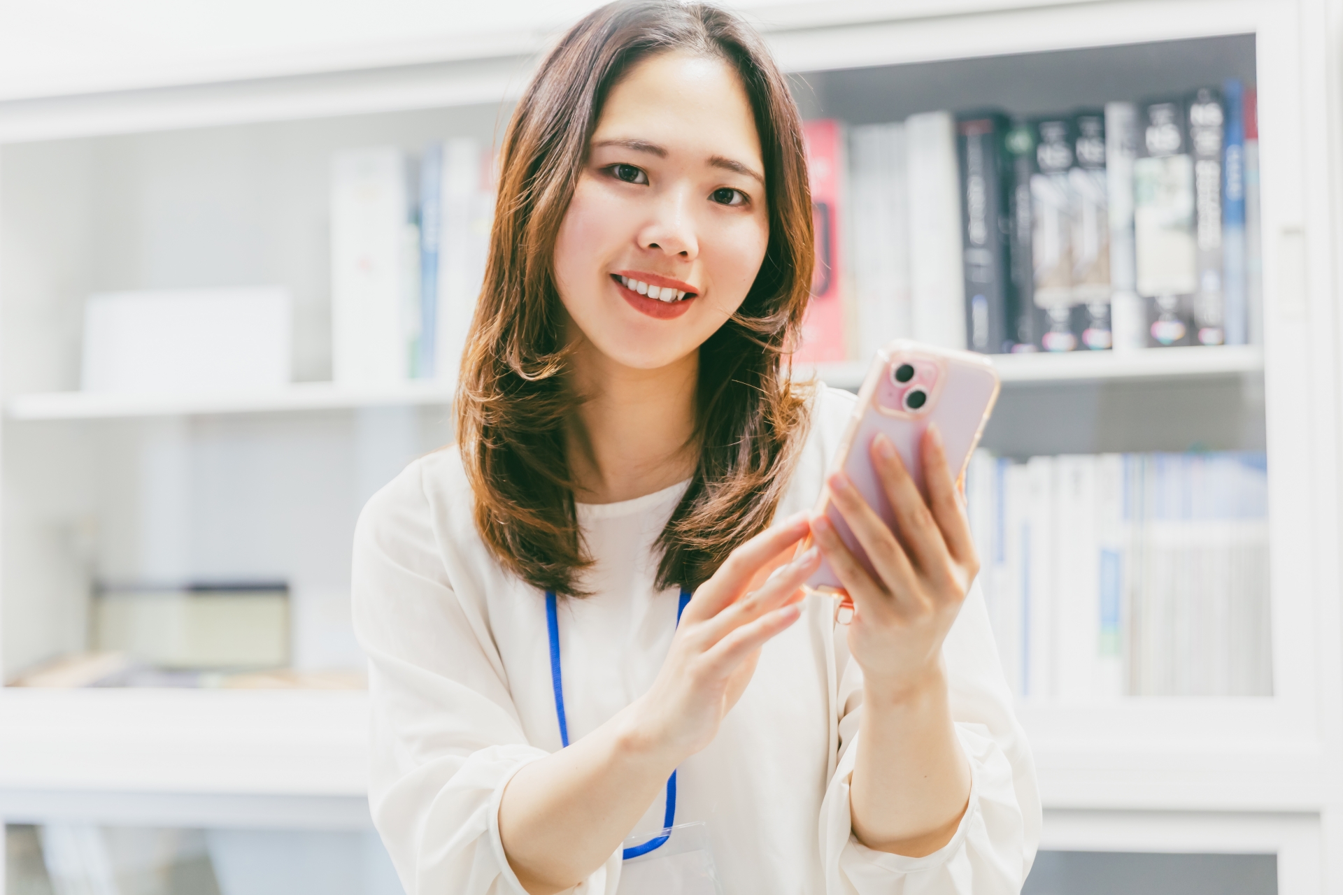 仕事でスマホを使う女性