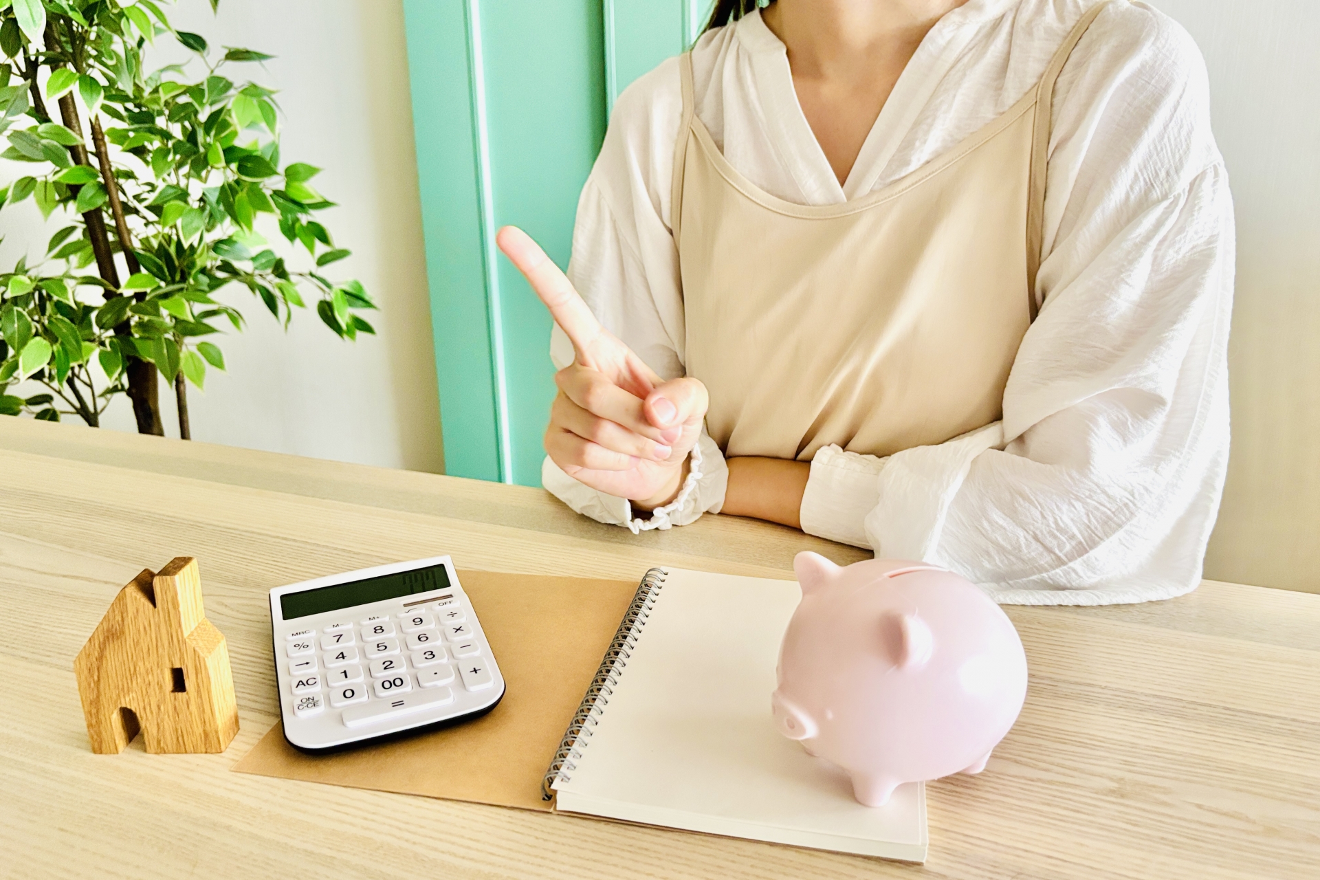 豚の貯金箱と電卓