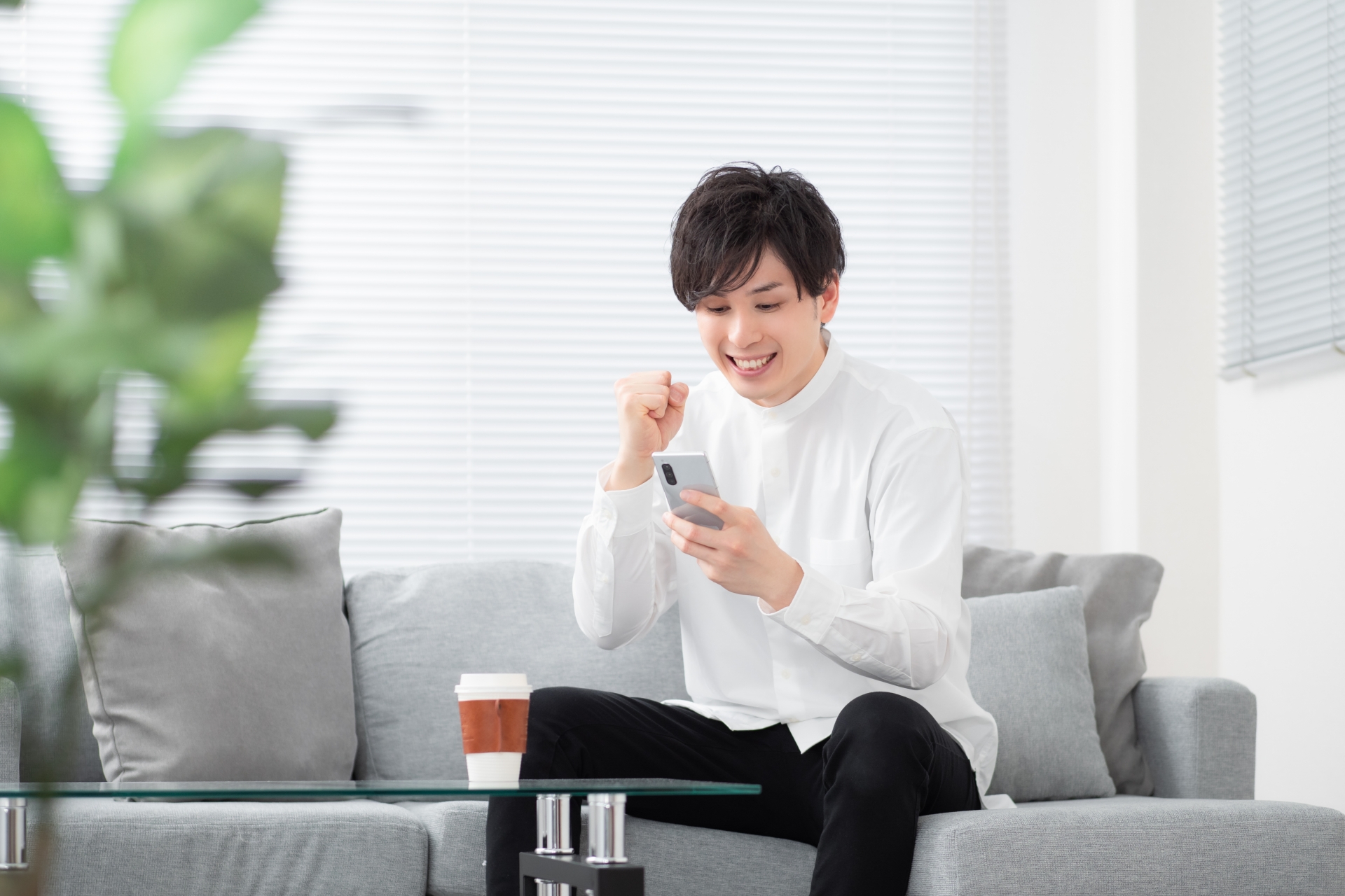 ガッツポーズをする男性