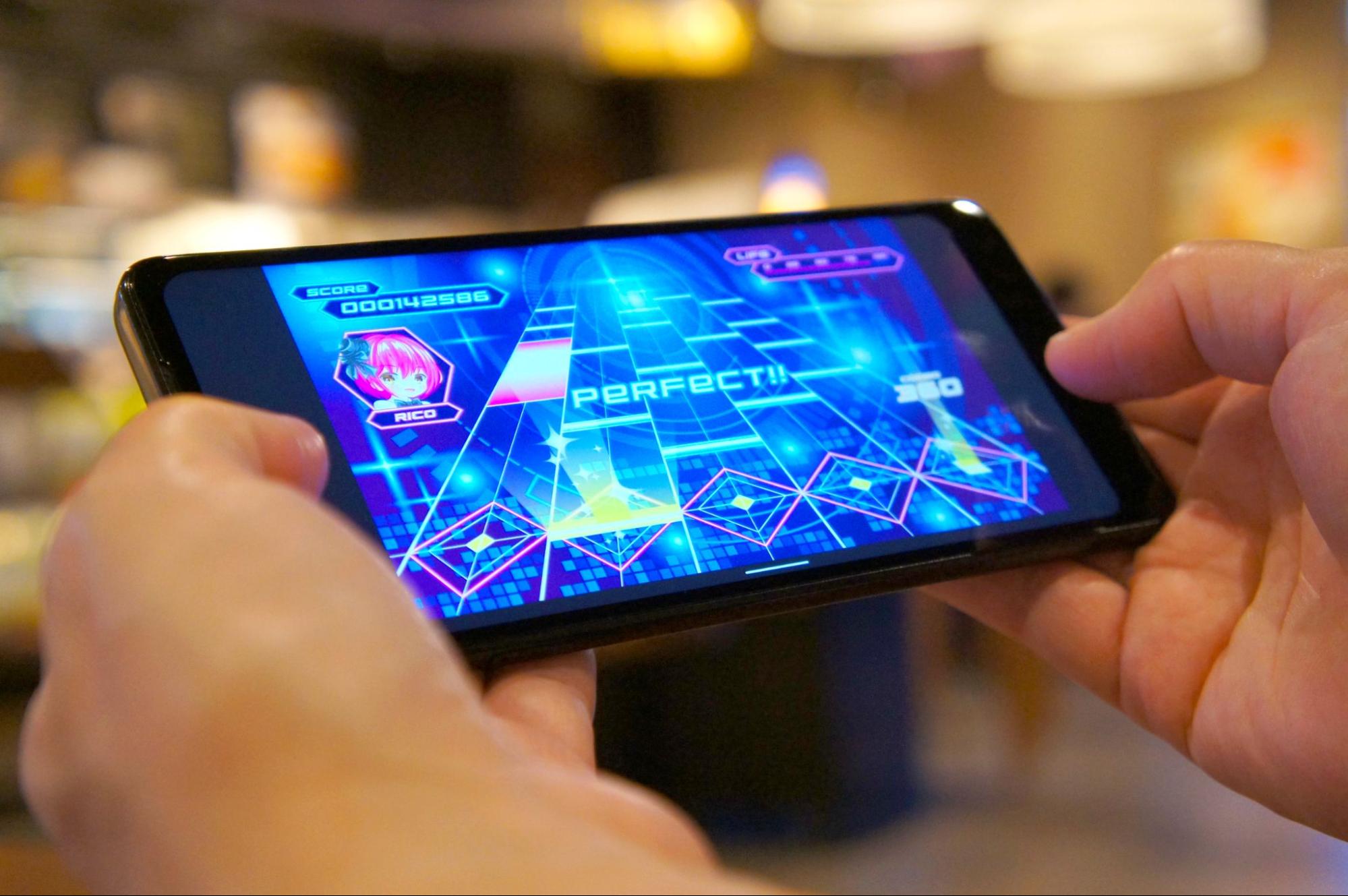 スマホゲームをプレイする人