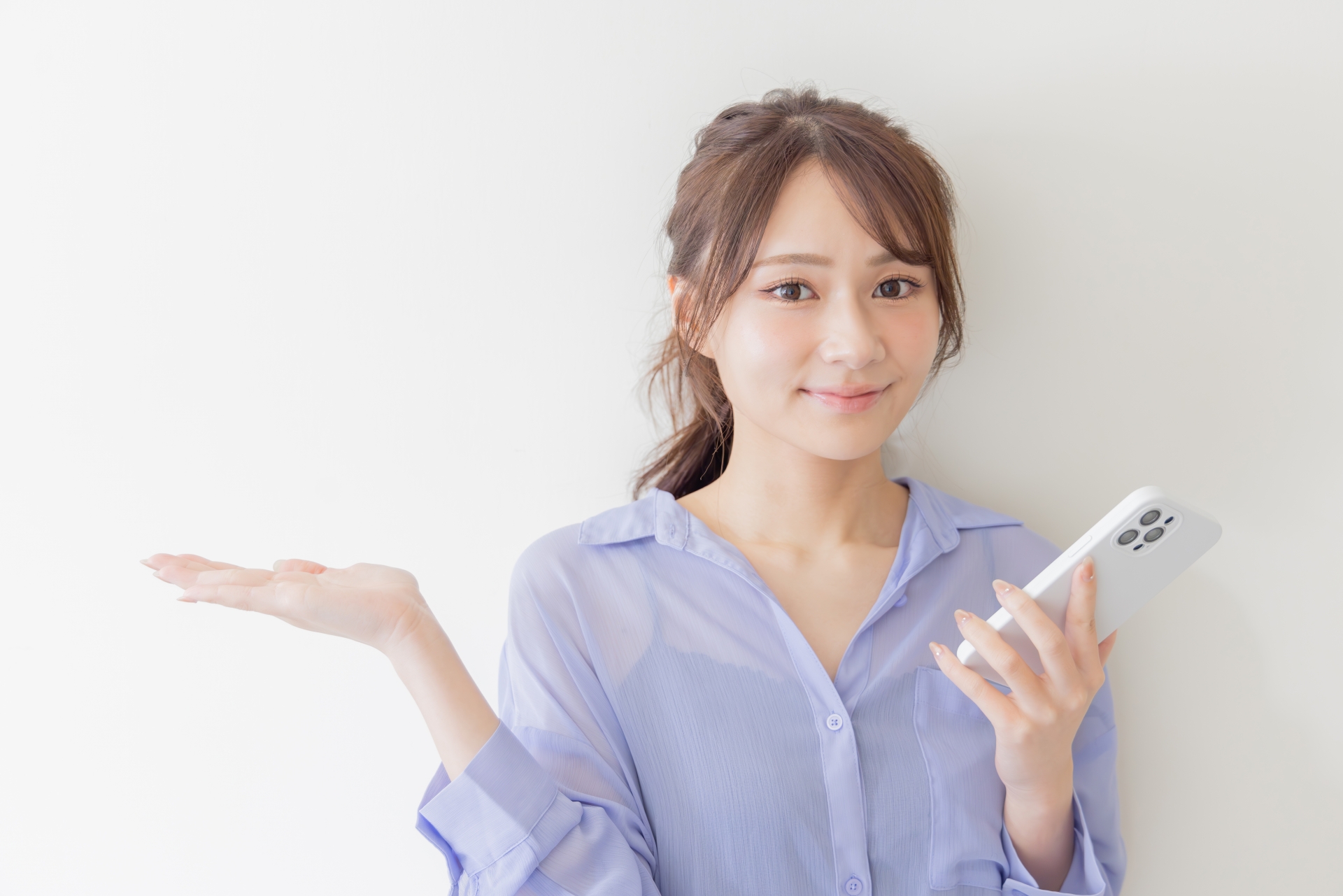 スマートフォンで検索する女性
