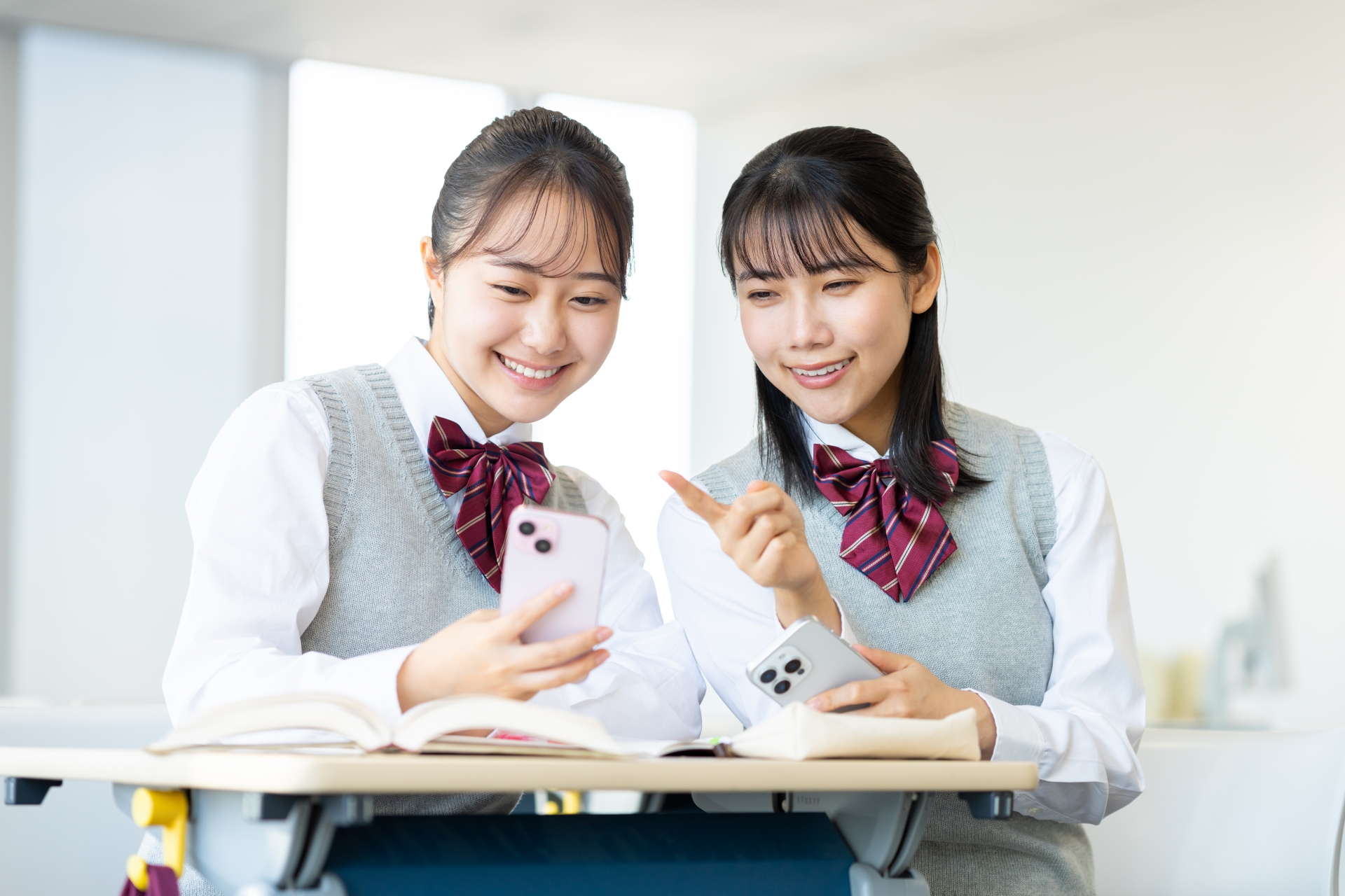 スマホを見る女子高生