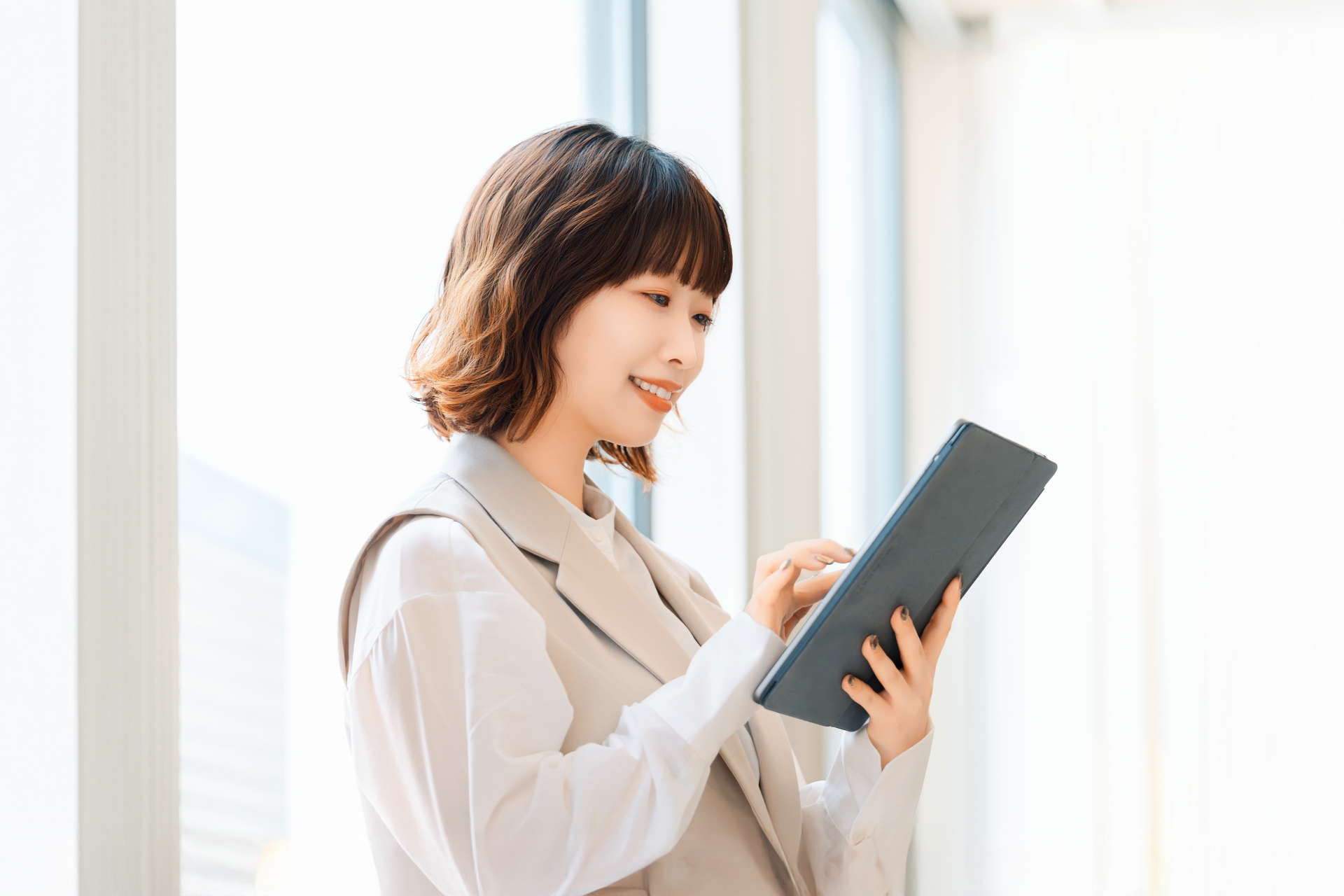 タブレットを使う女性