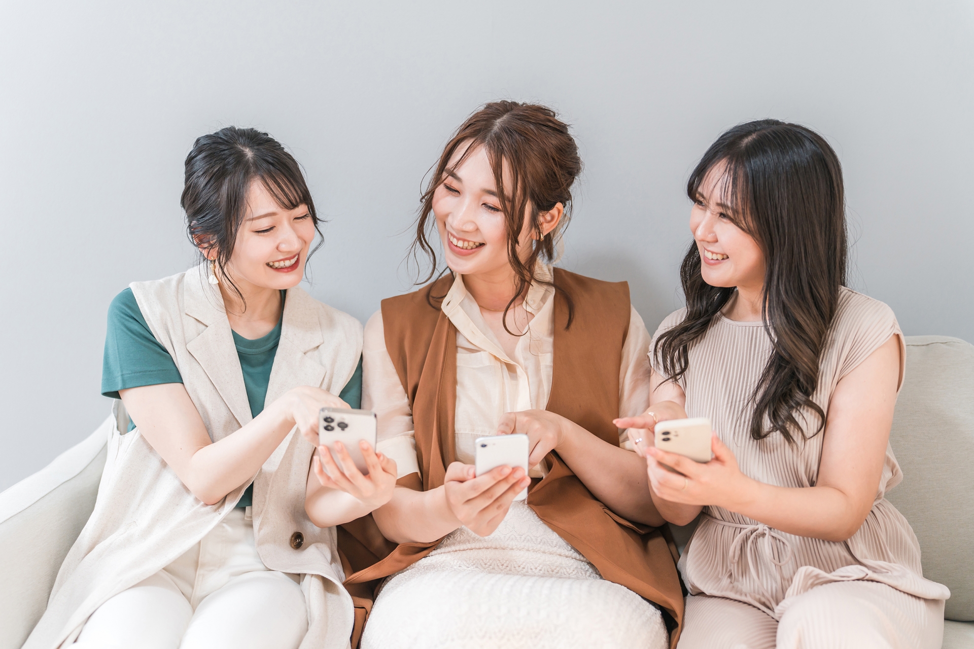 家で一緒にスマホを使う女性・友達・ママ友