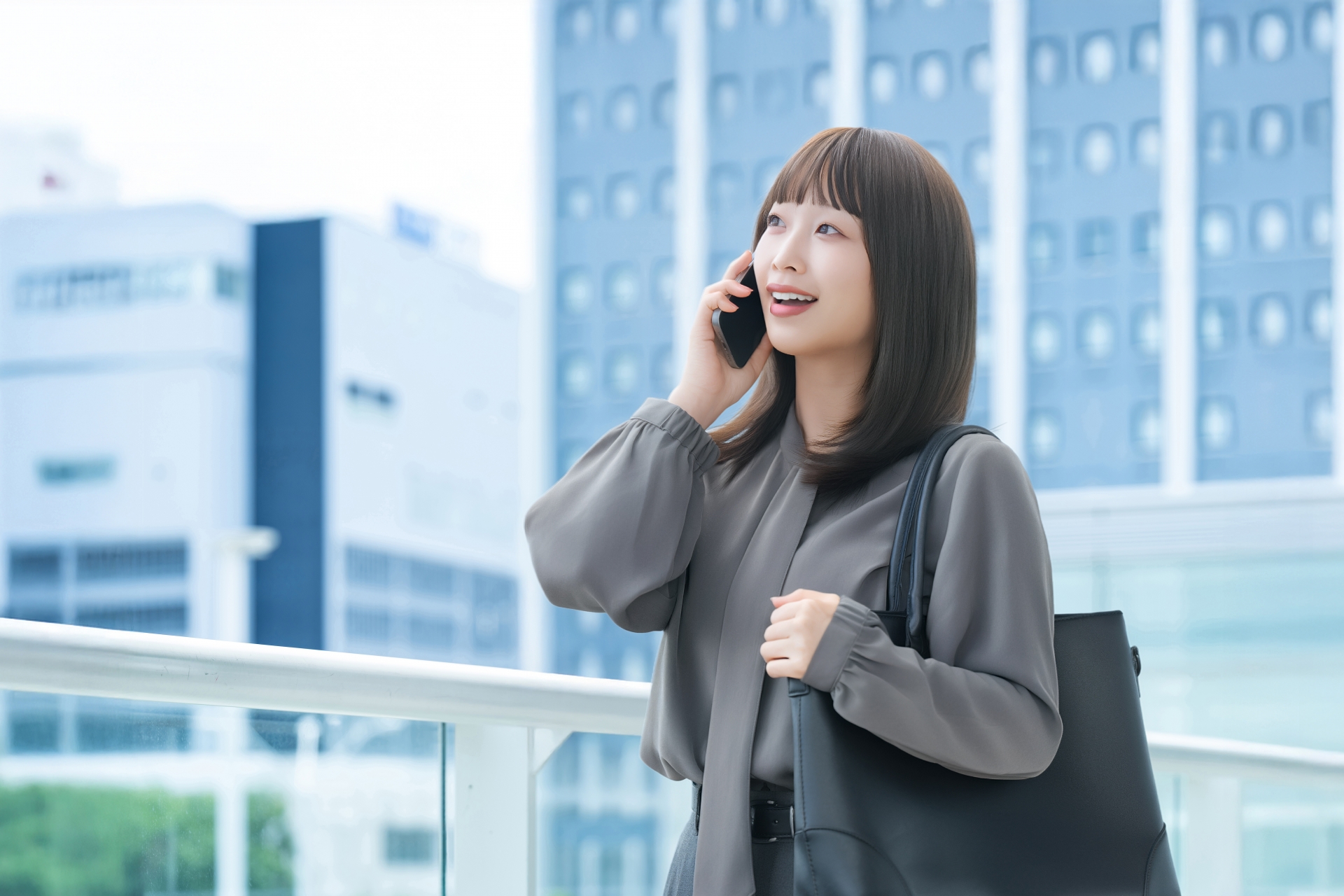 スマホで話す笑顔の女性