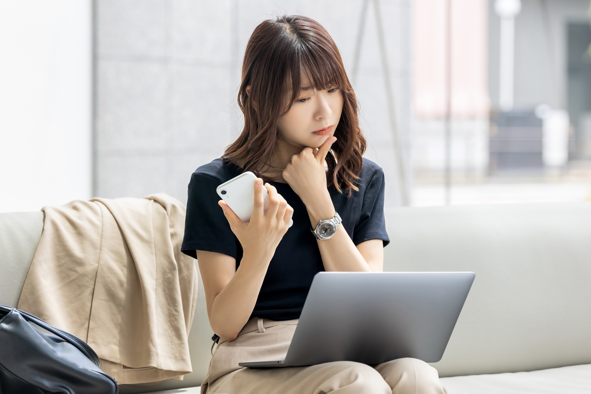 携帯代の平均は？料金が高い理由や節約方法、見直しのポイントを解説