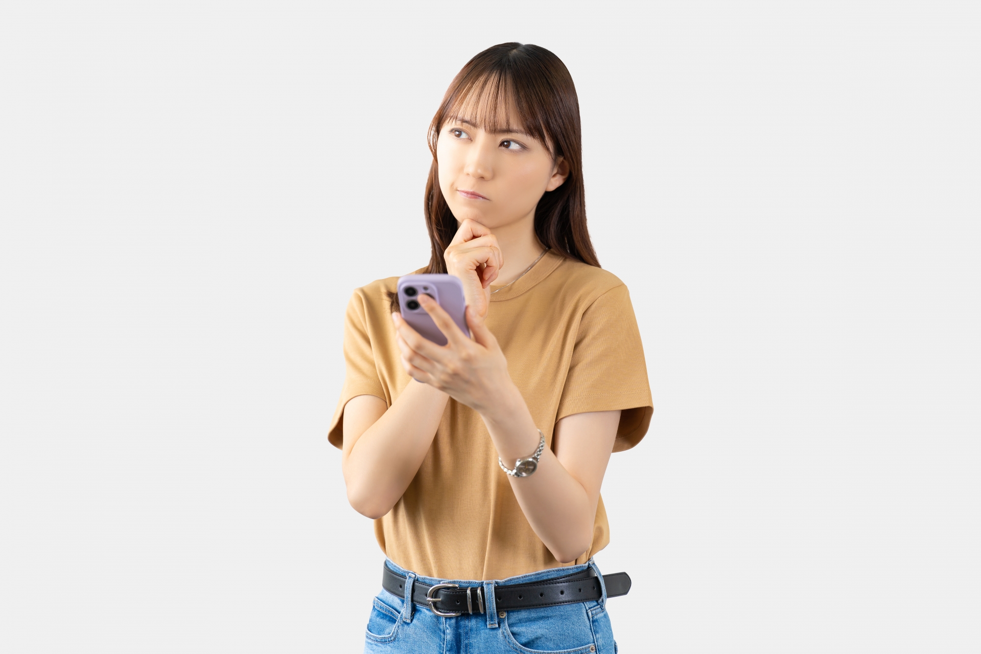 スマホを見て考える若い女性