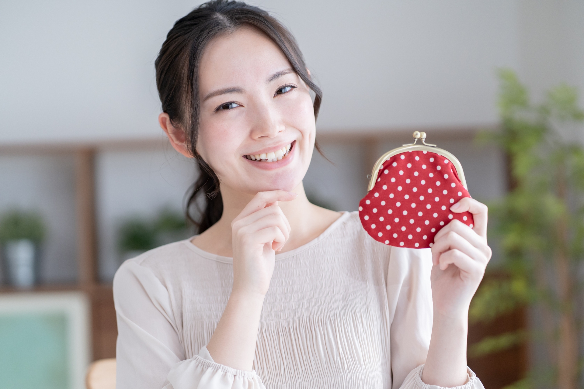 財布を持つ日本人女性