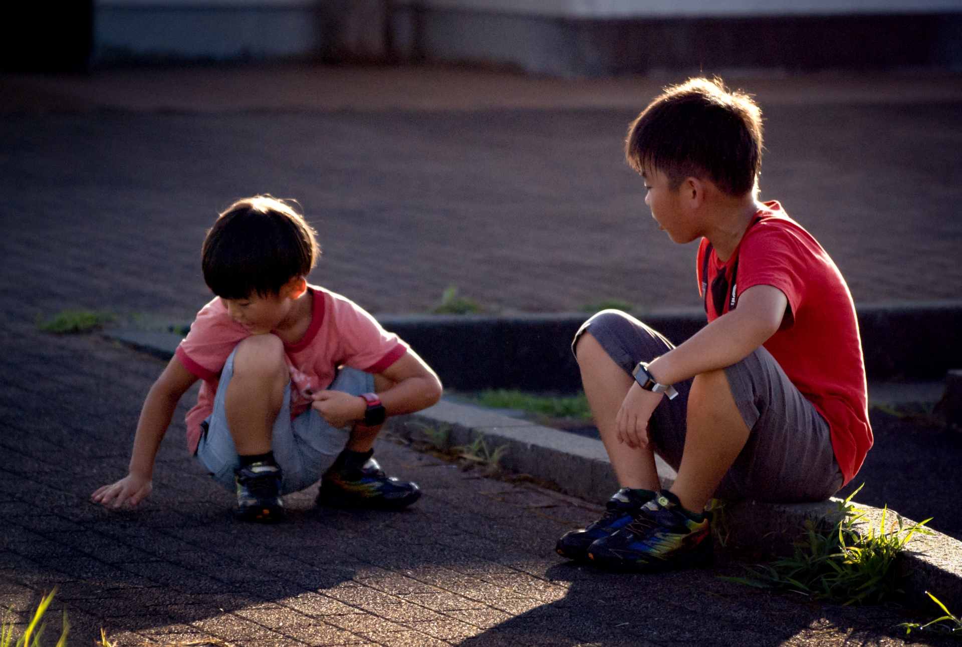 ウォーキングの合間に休む子供