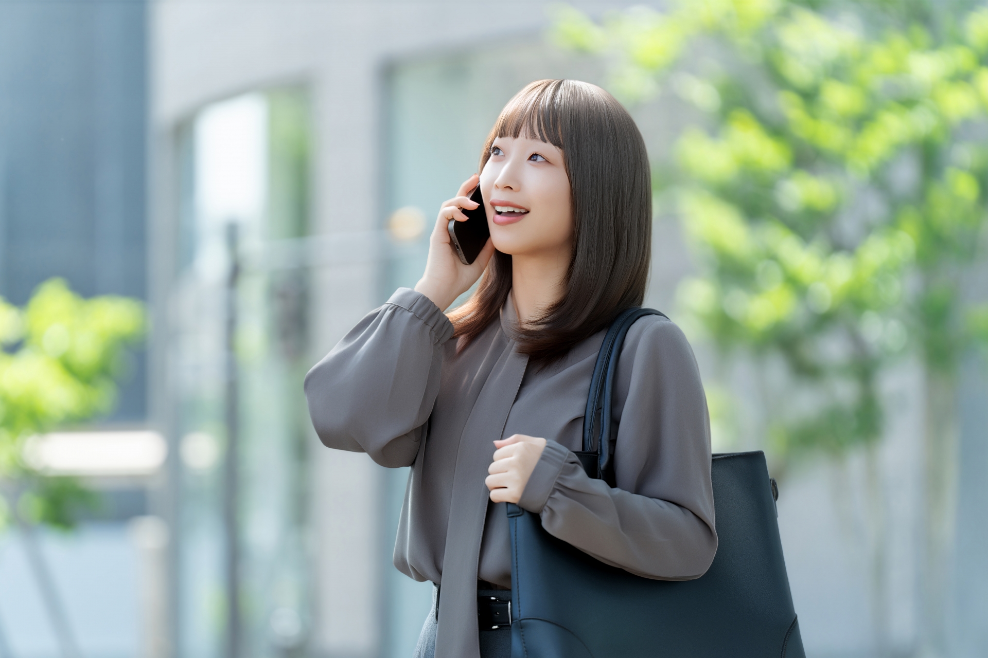 スマホで通話する女性