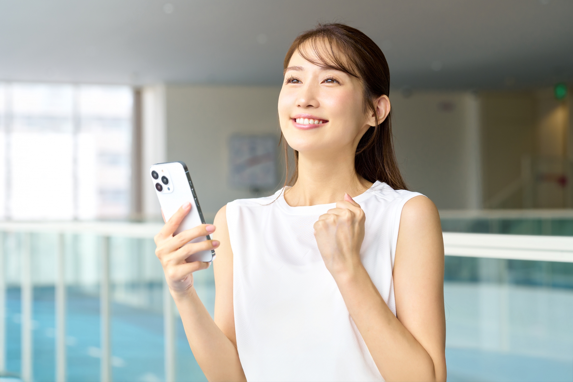 ガッツポーズする女性