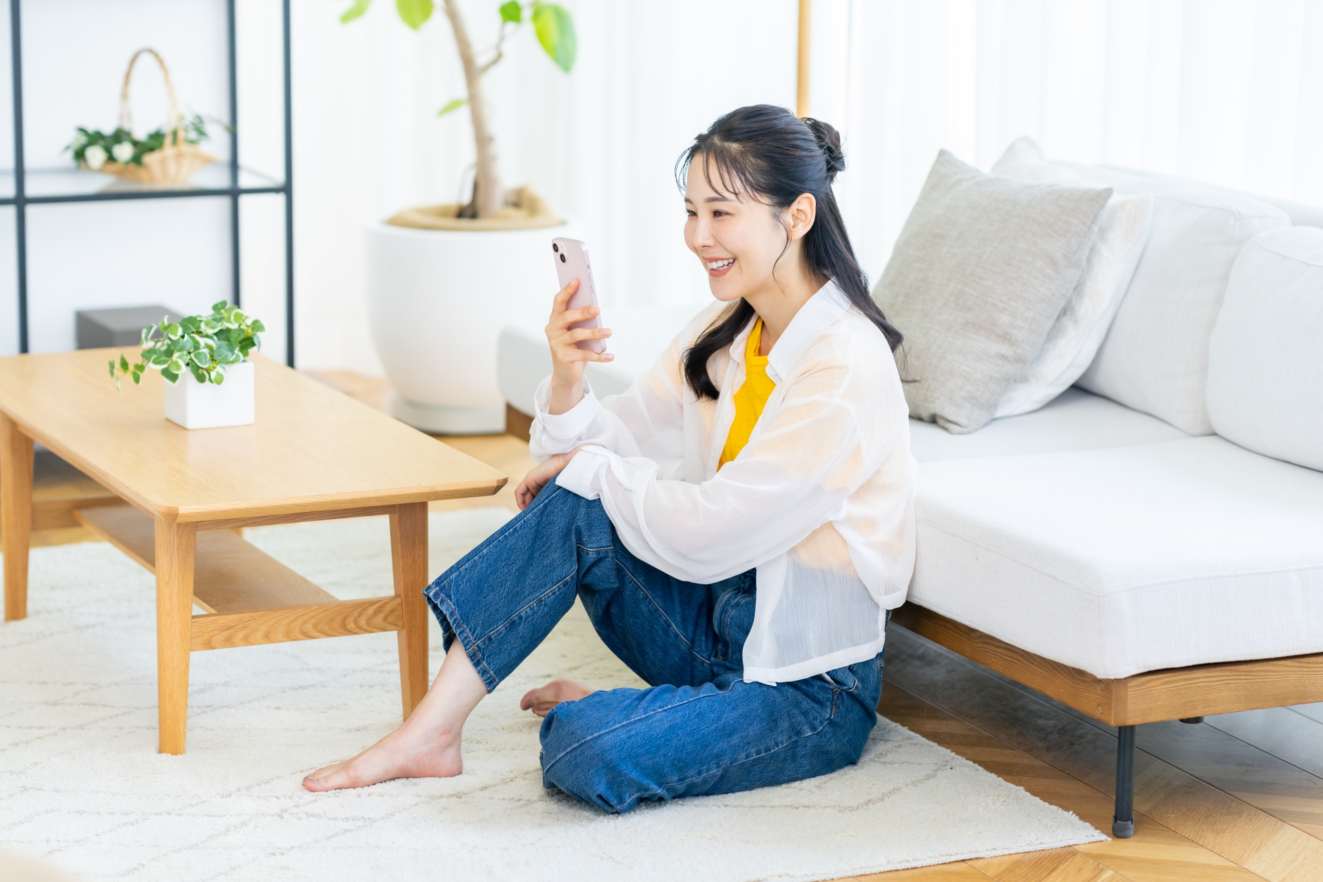 リラックスしてスマホを見る女性