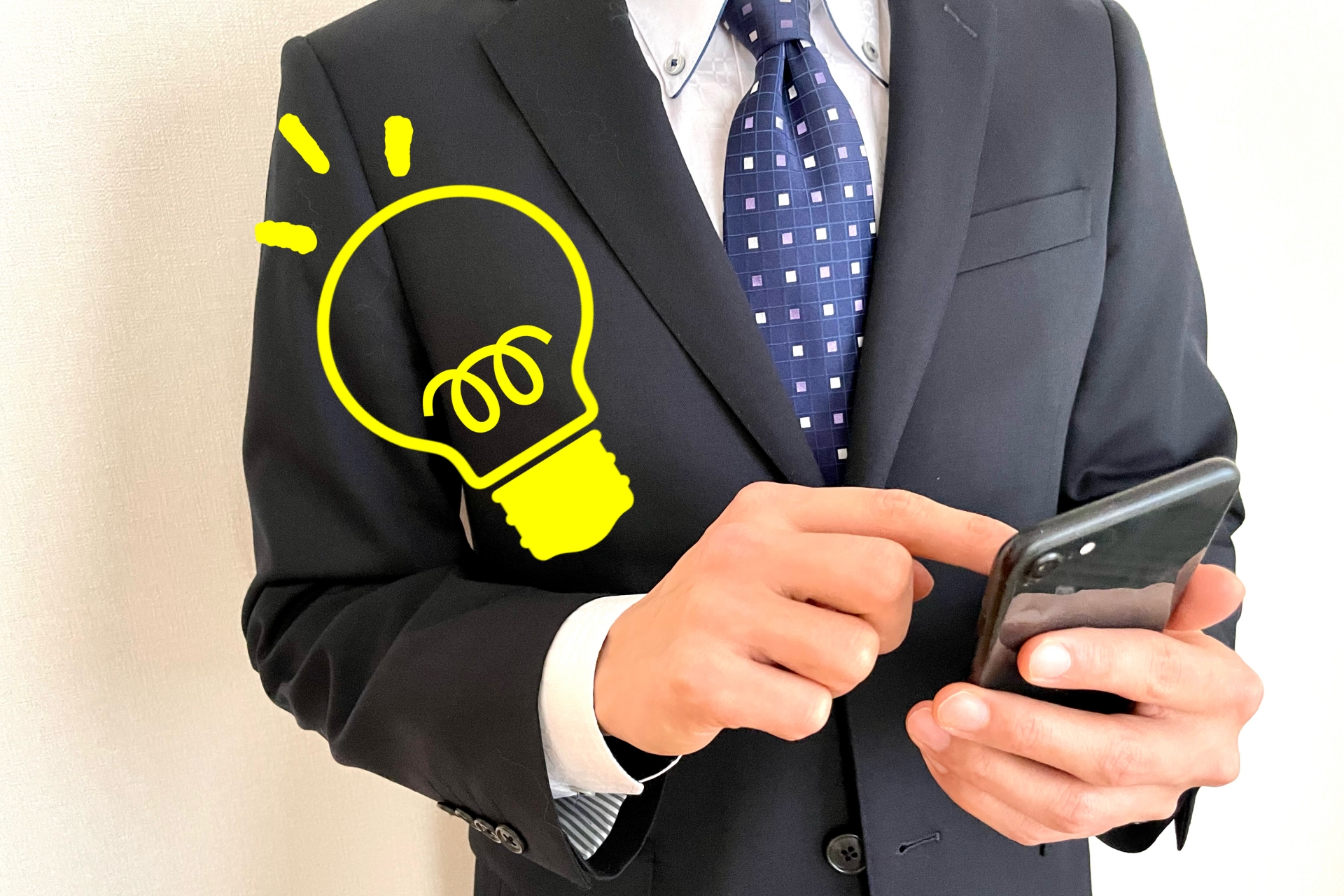 ケータイを持つサラリーマン　ひらめきイメージ