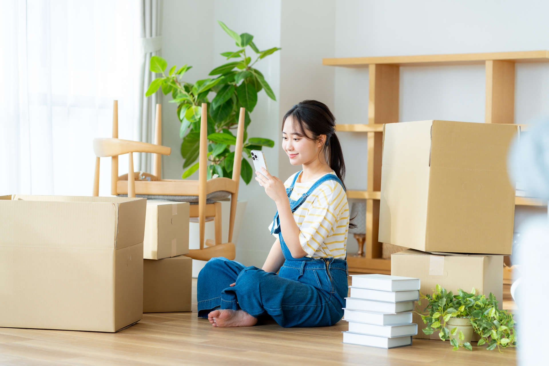 引越しの準備をする若い女性