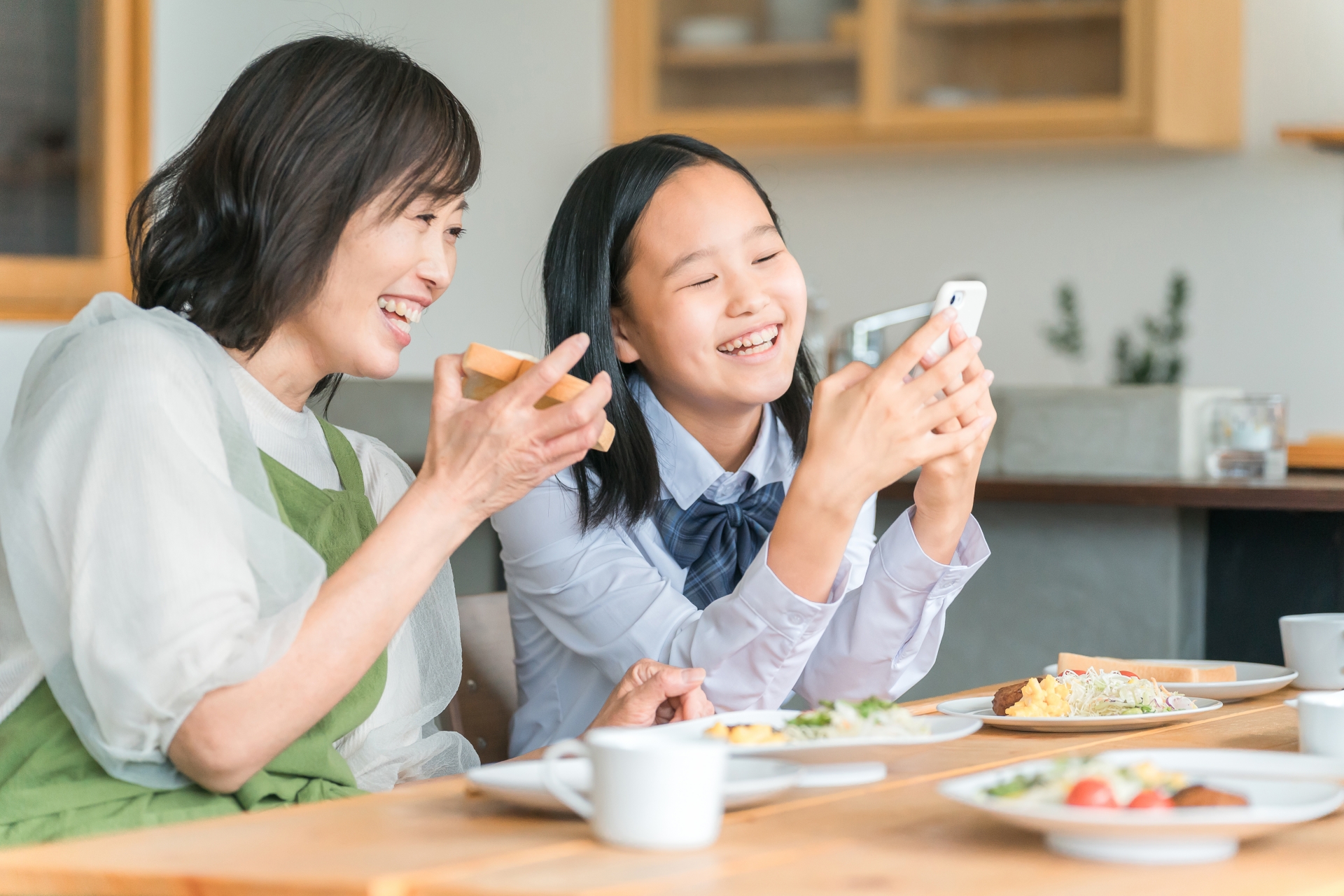 スマホを見る子供