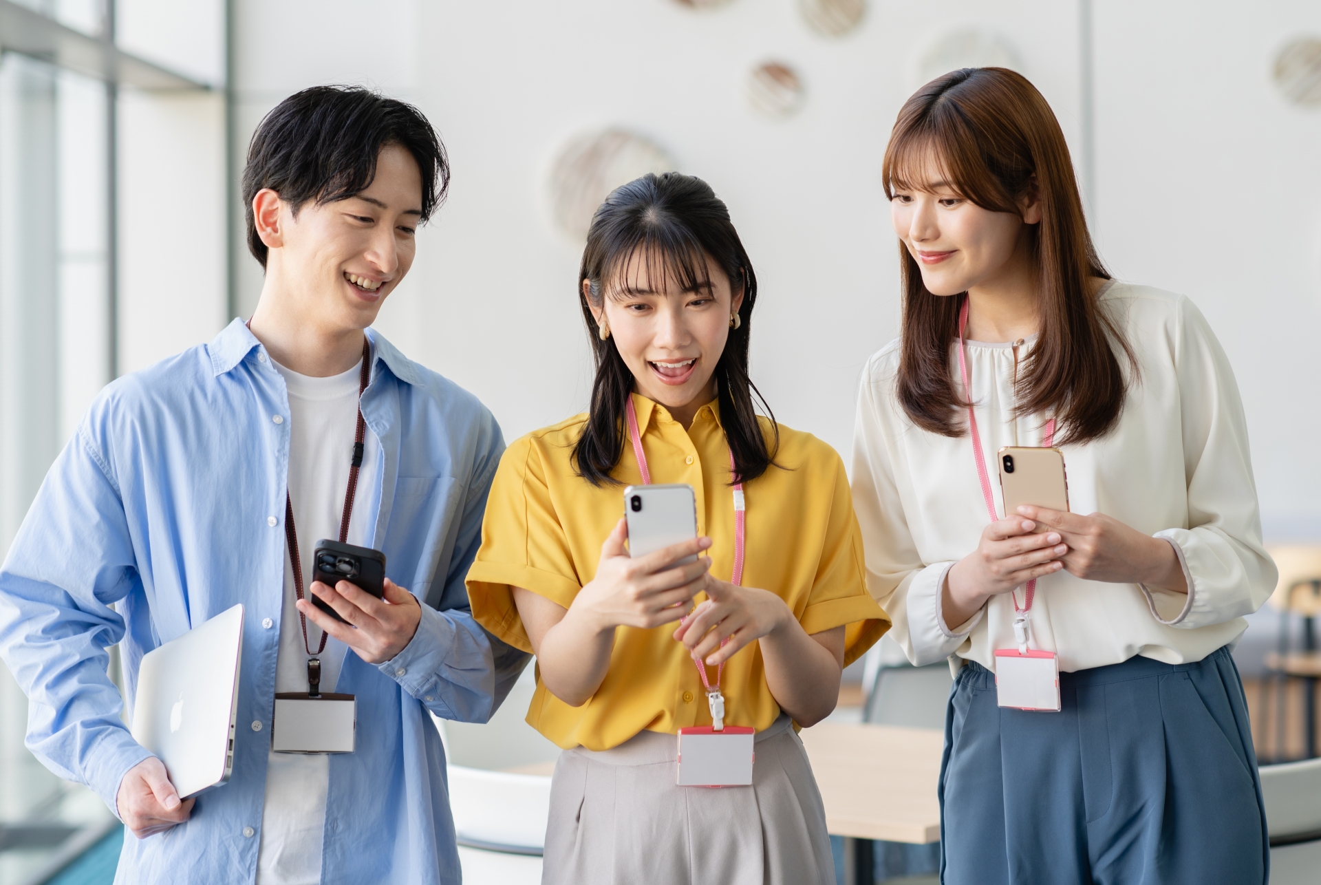 スマートフォンを使う若いビジネスパーソン