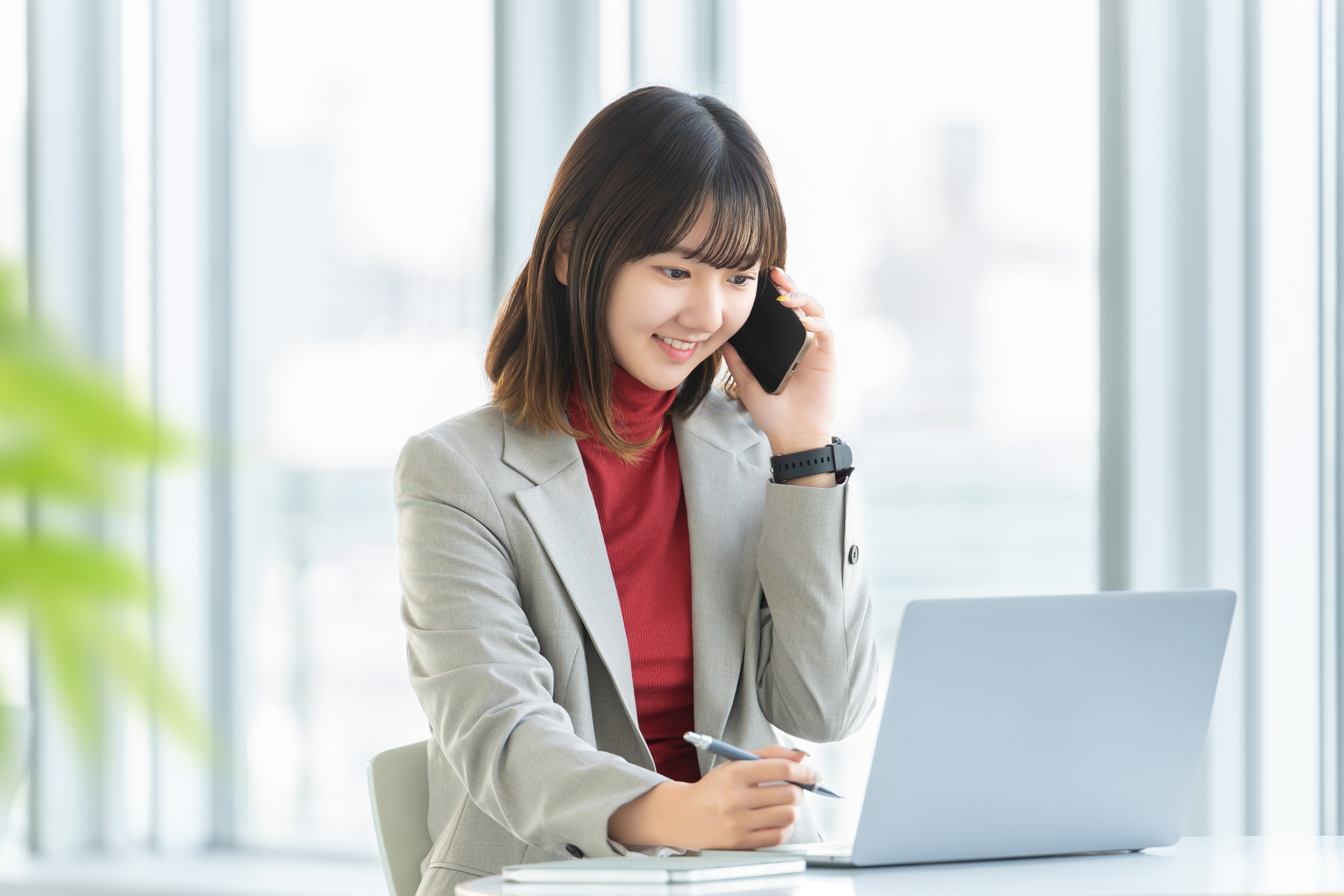 デスクワークをする女性・ビジネスウーマン