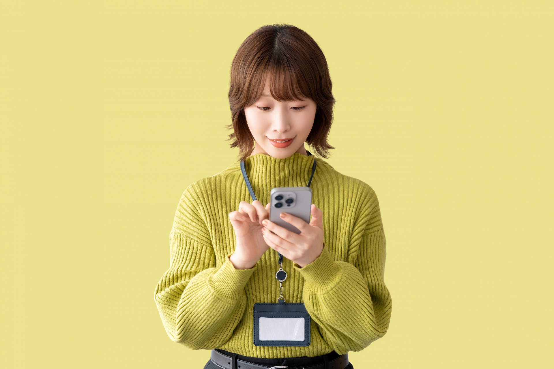 スマホを使う笑顔の女性