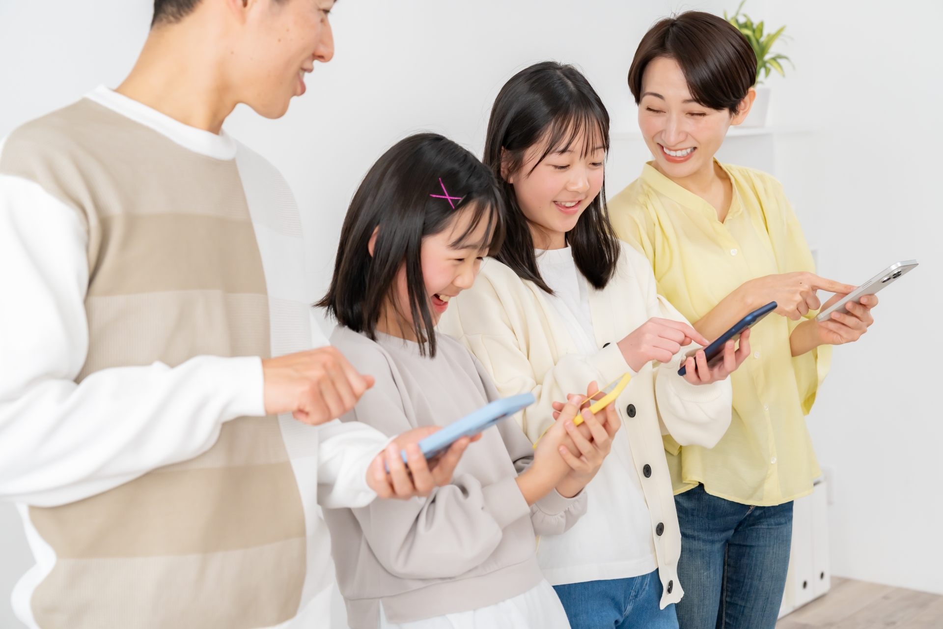 携帯を見る親子