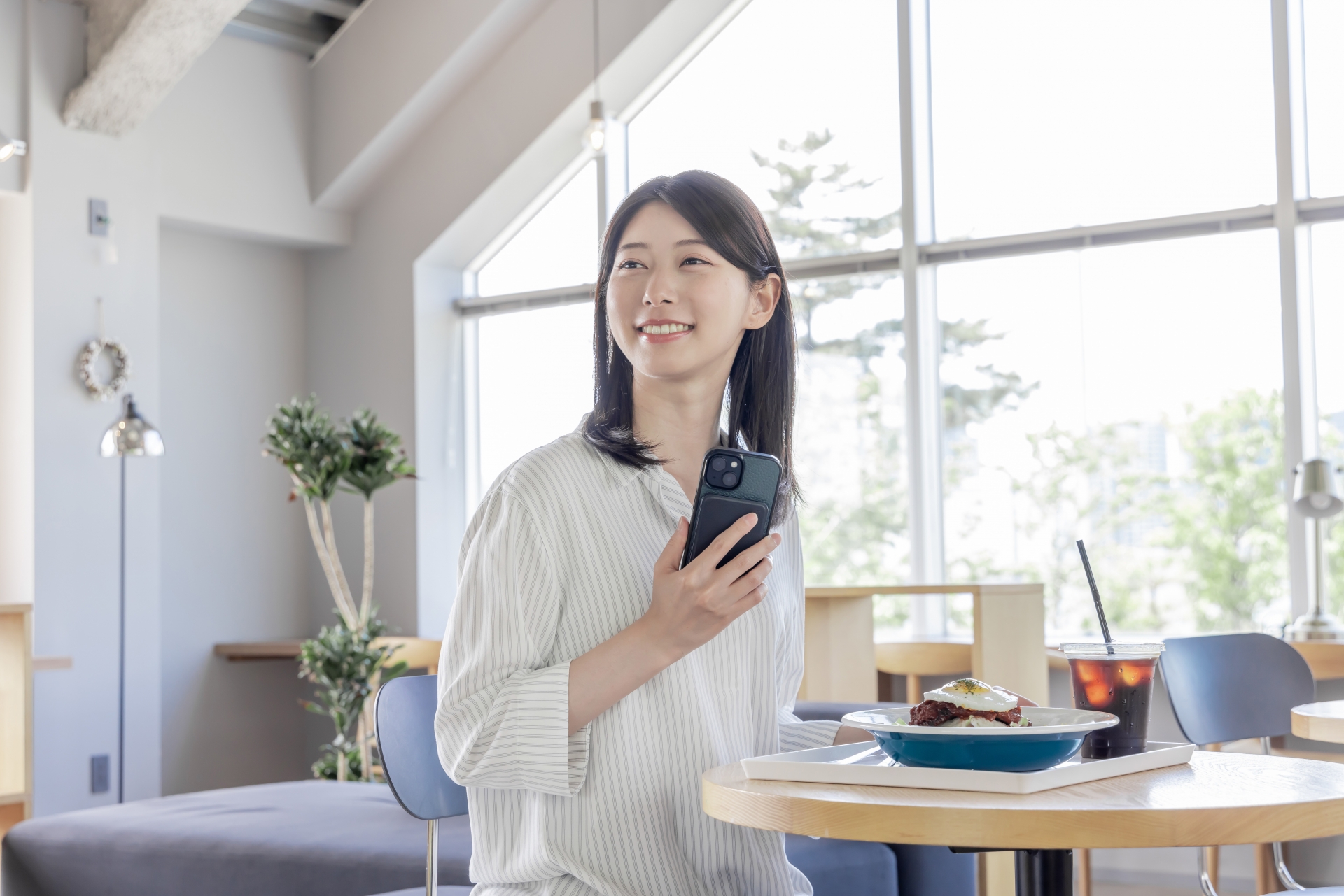 ランチを楽しむ女性