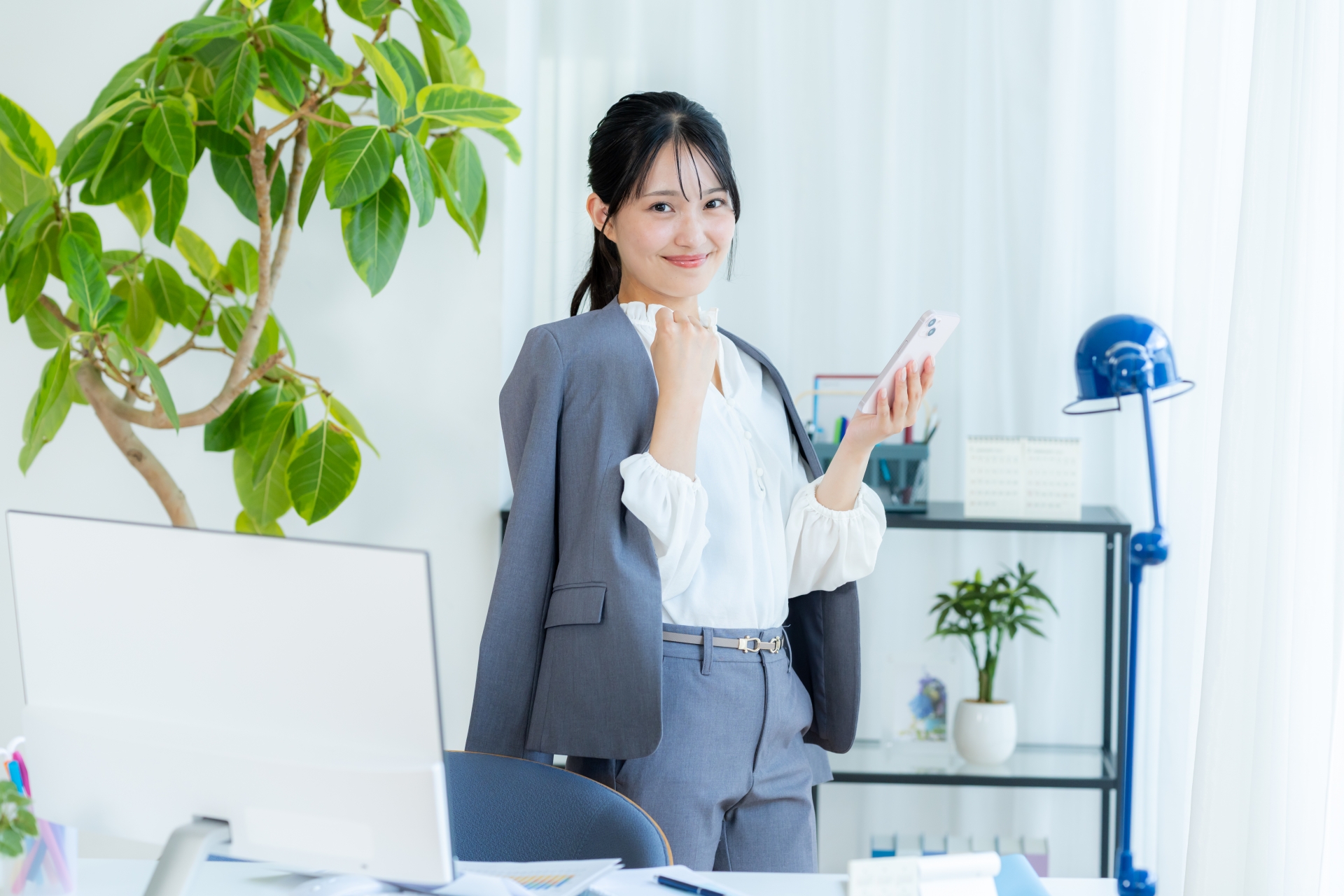 スマホを操作するビジネスウーマン