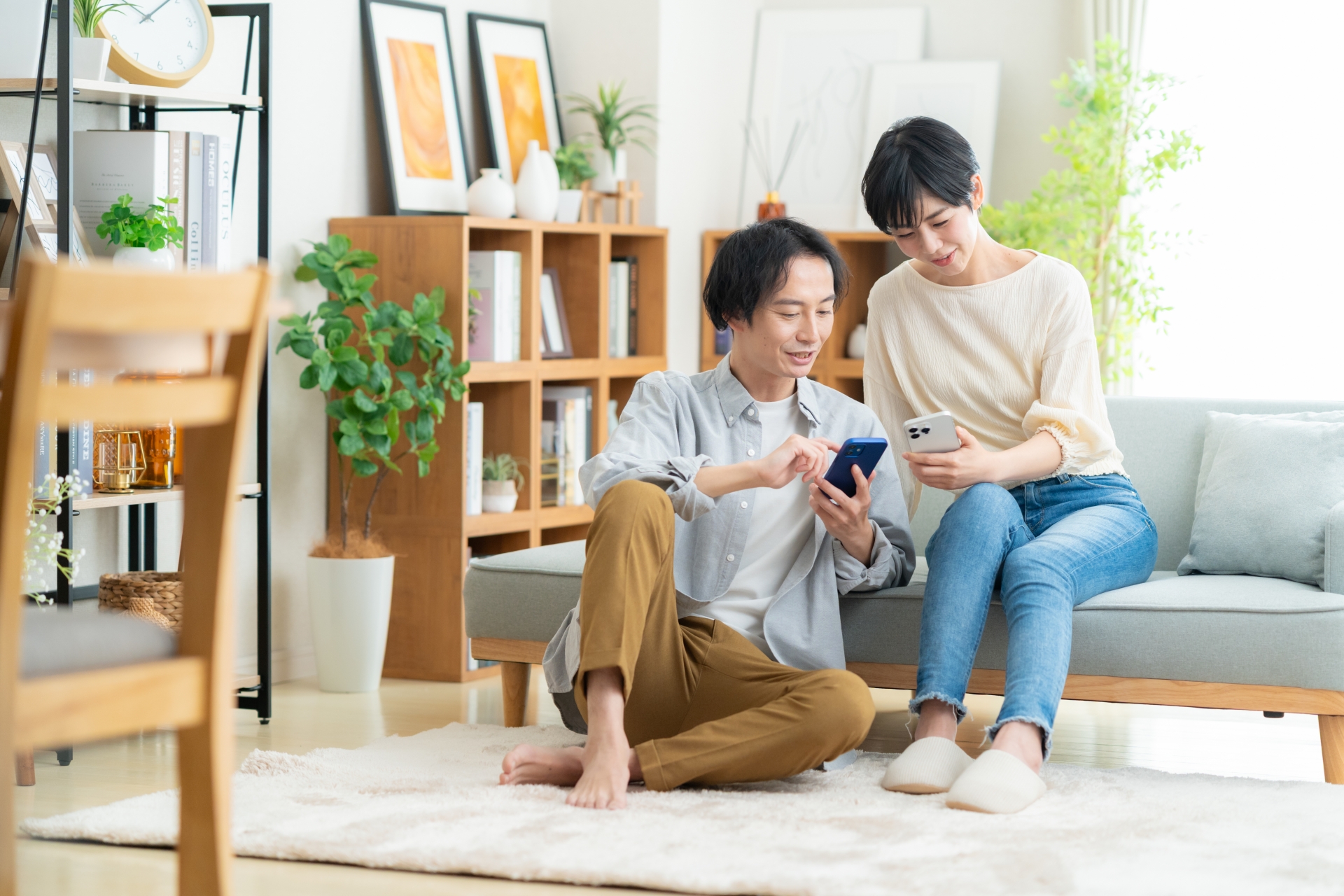 二人暮らしで通信費はどのくらいかかる？平均費用やほかの費用の内訳、節約術も解説