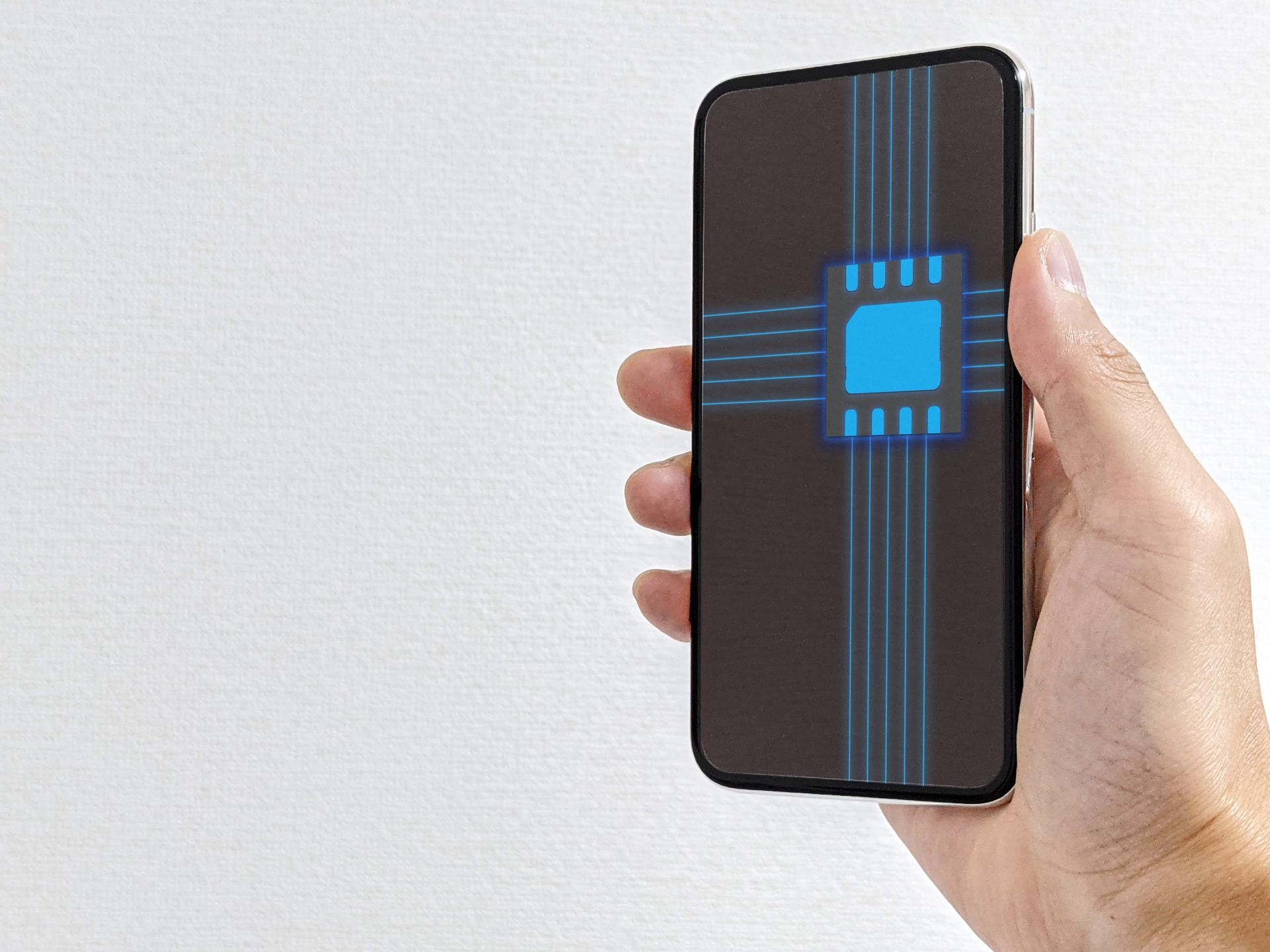 スマートフォンの画面を見せつける（esim）
