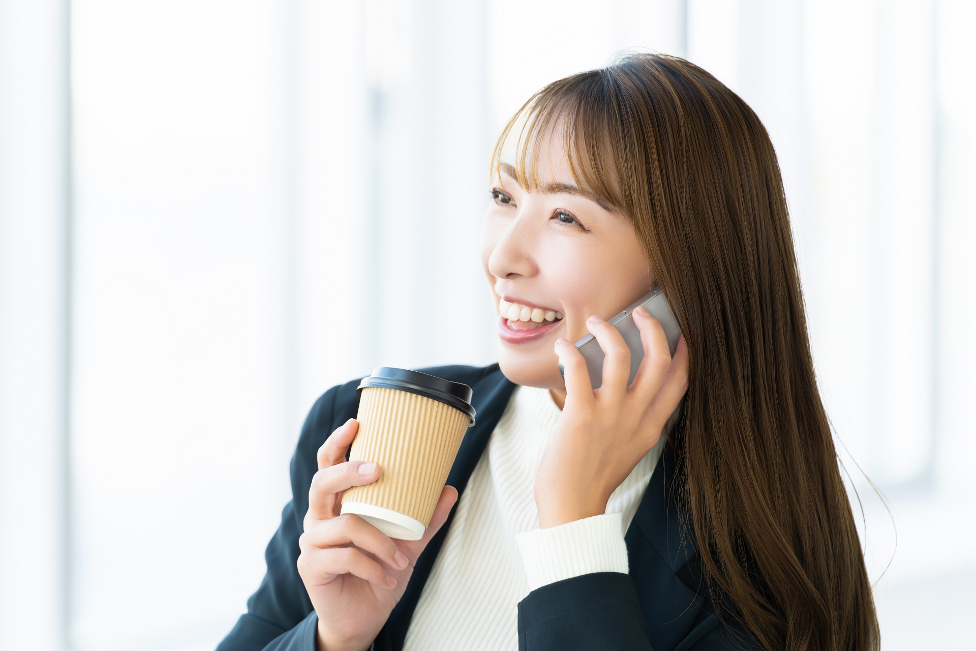 スマホで話す笑顔の女性