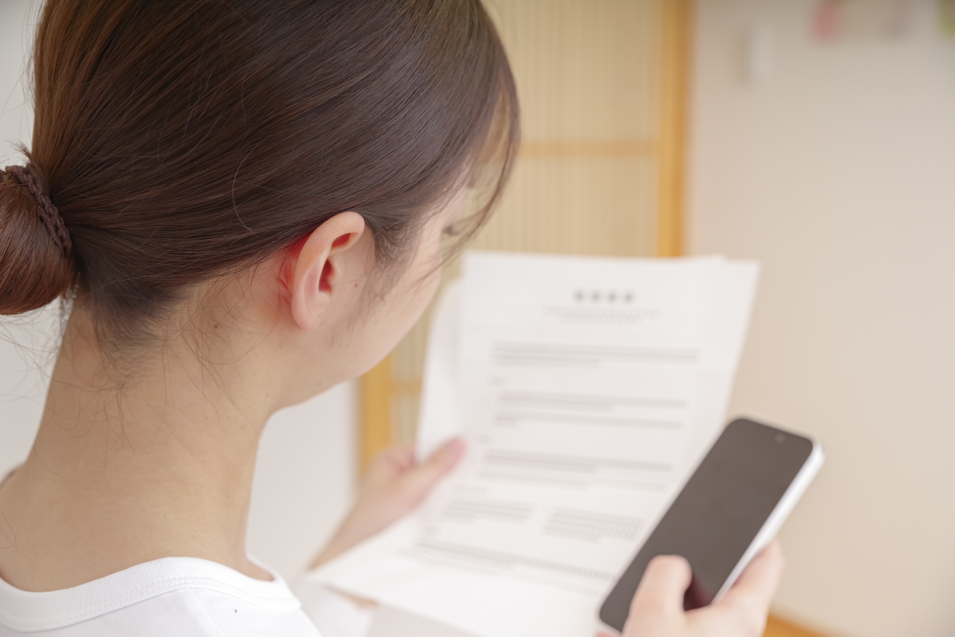 書類を確認する女性