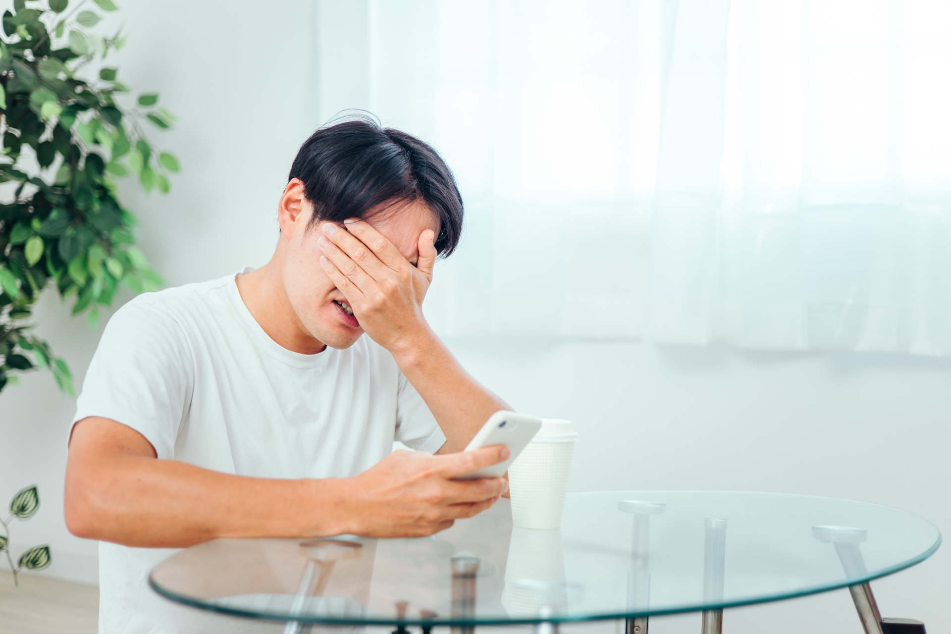 顔を押さえる男性