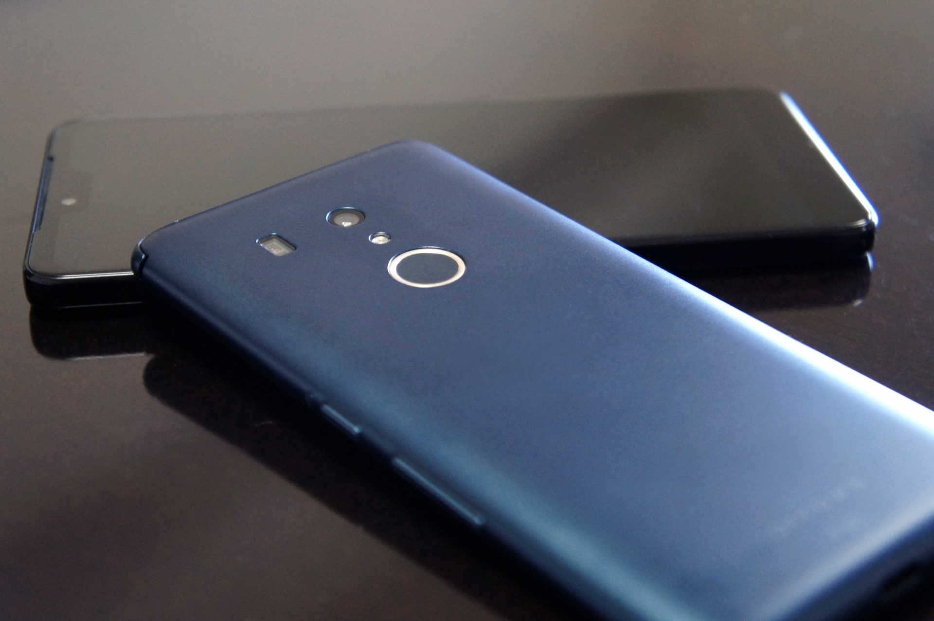 黒バックのスマートフォン2台