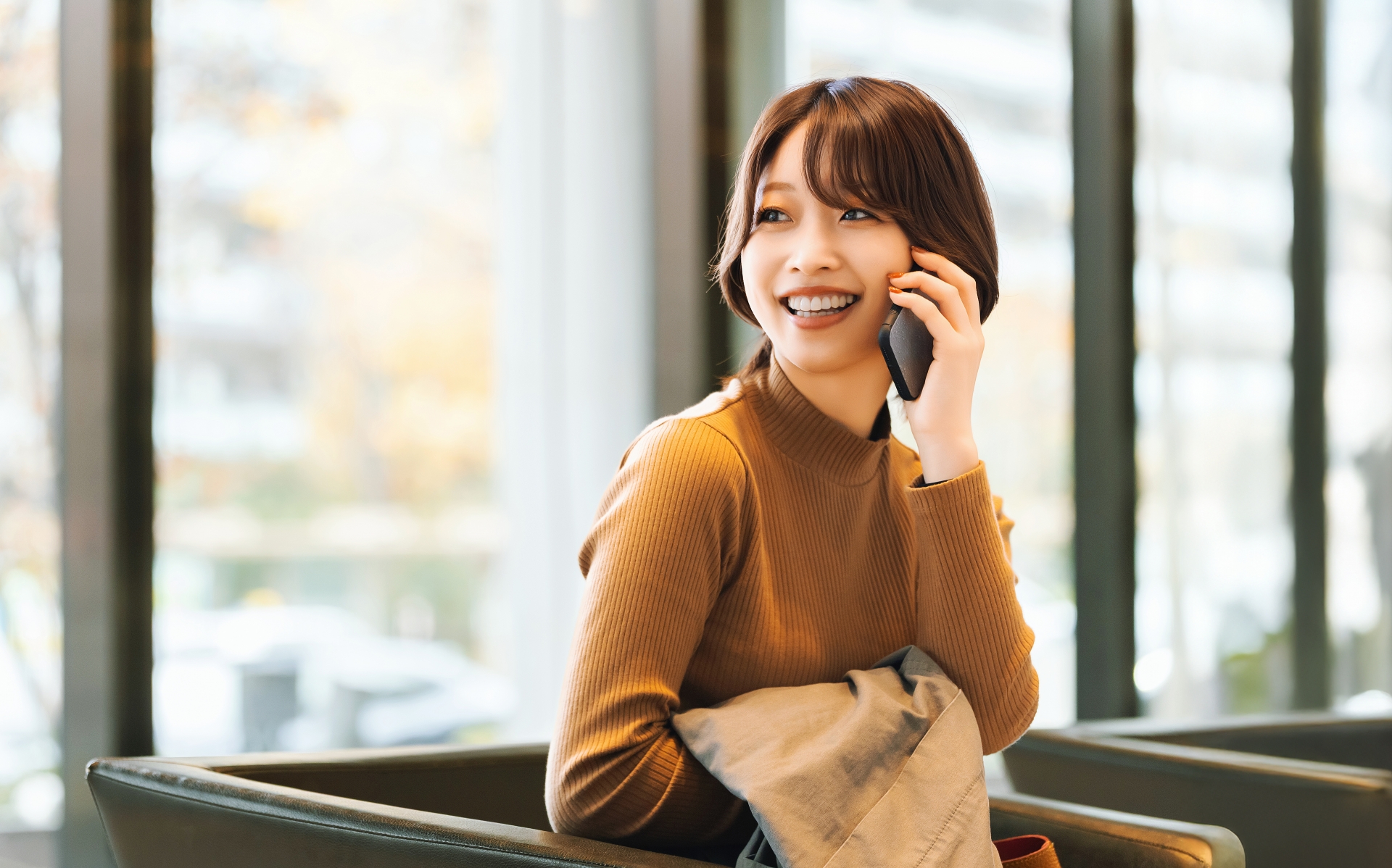 スマホを見て考える女性