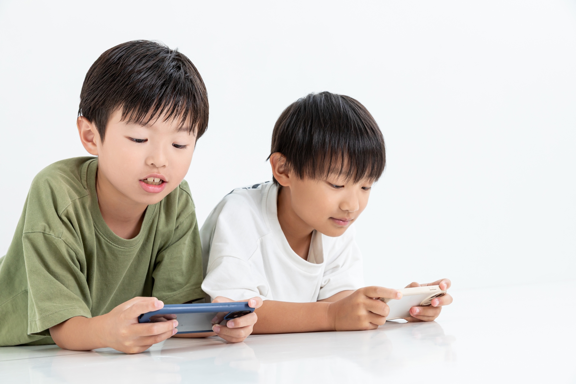 スマホに夢中になる子ども