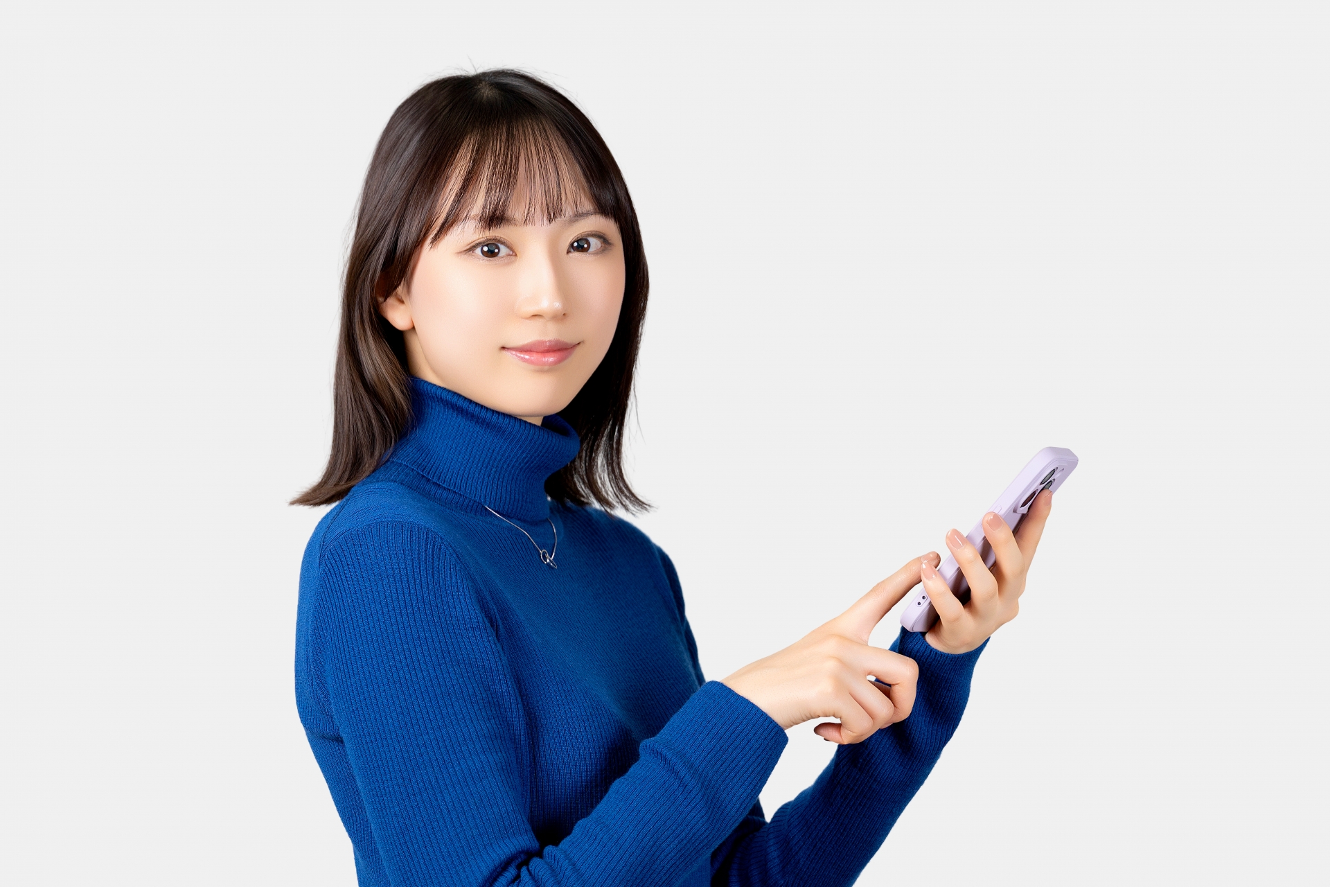 スマホを持つ笑顔の女性・ビジネスウーマン
