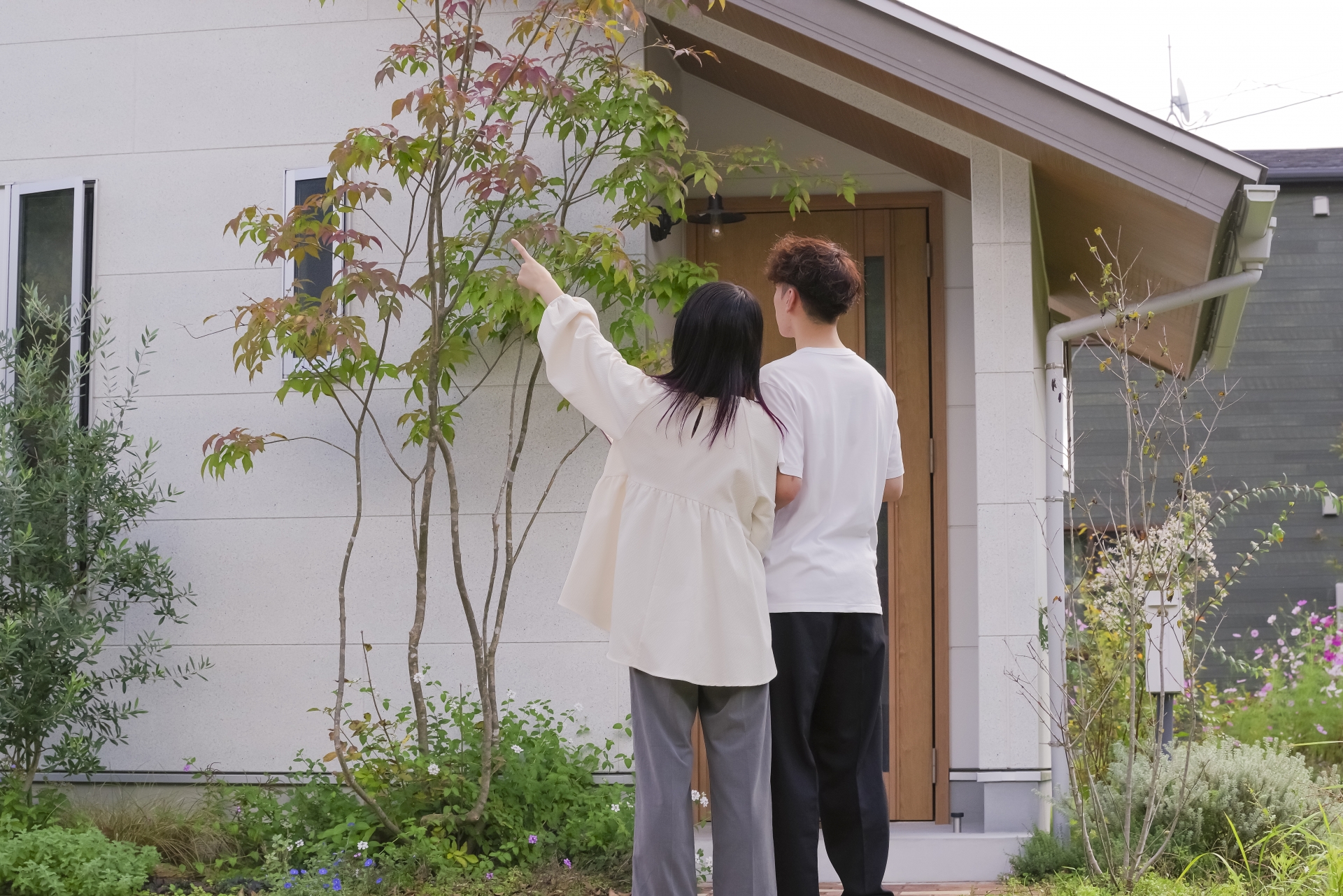 住宅の購入を検討する若い夫婦