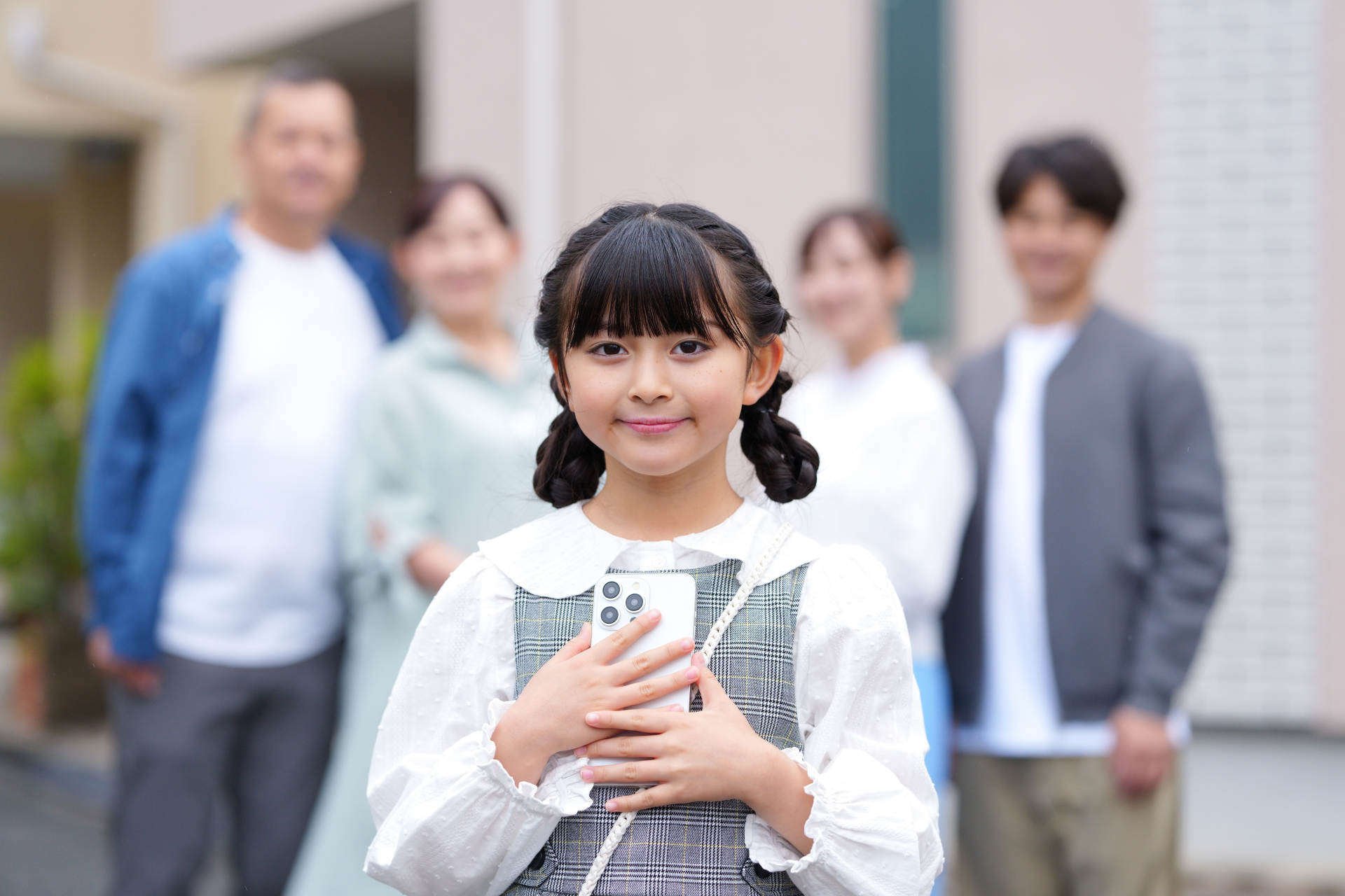 家族5人のスマホ代はどのくらい？安い料金に抑える方法をわかりやすく解説